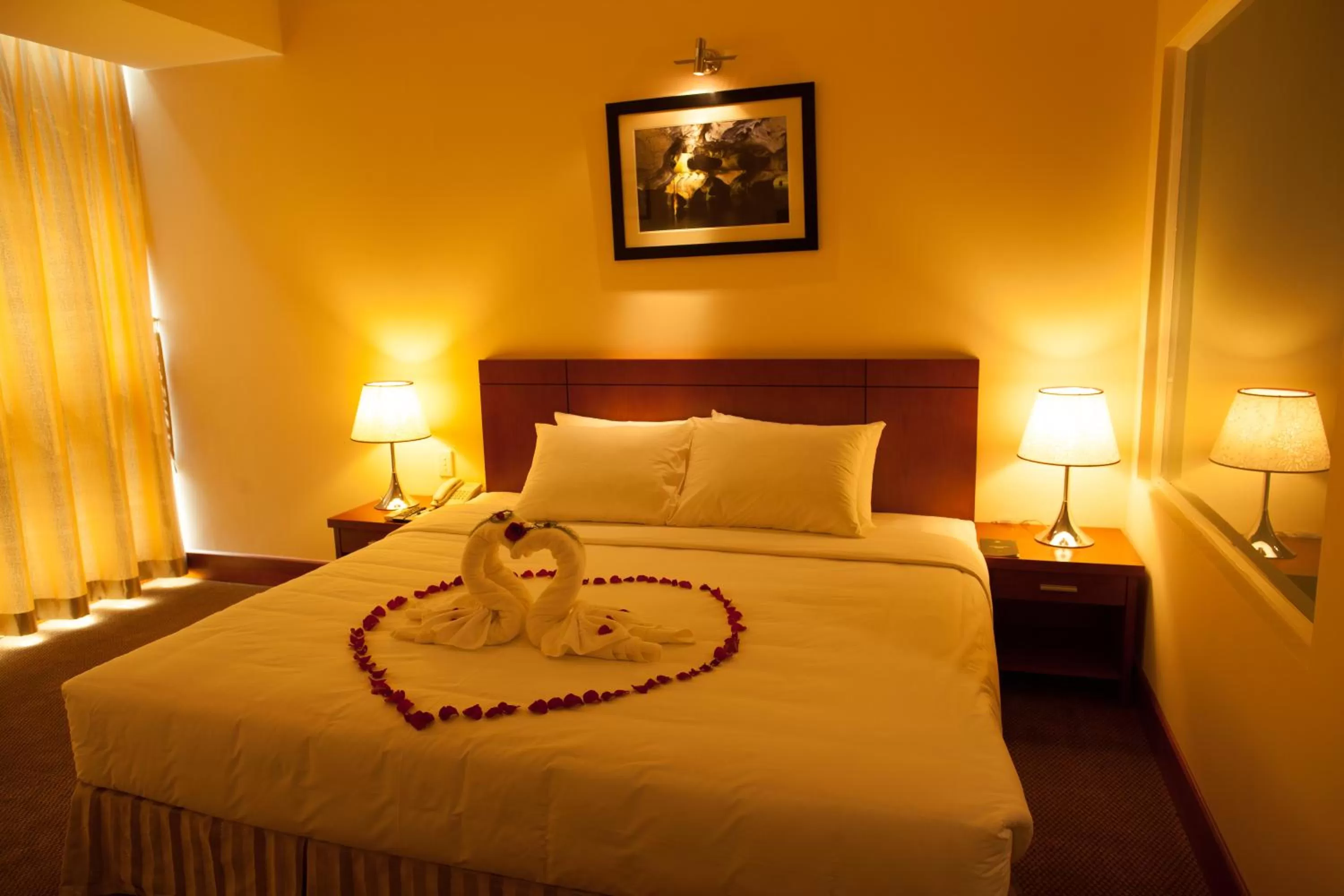 Bedroom, Bed in River Hotel