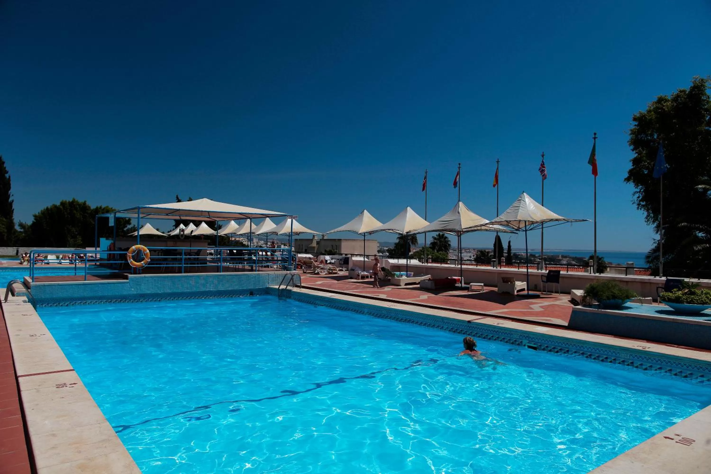 Swimming pool in Albufeira Jardim by Umbral