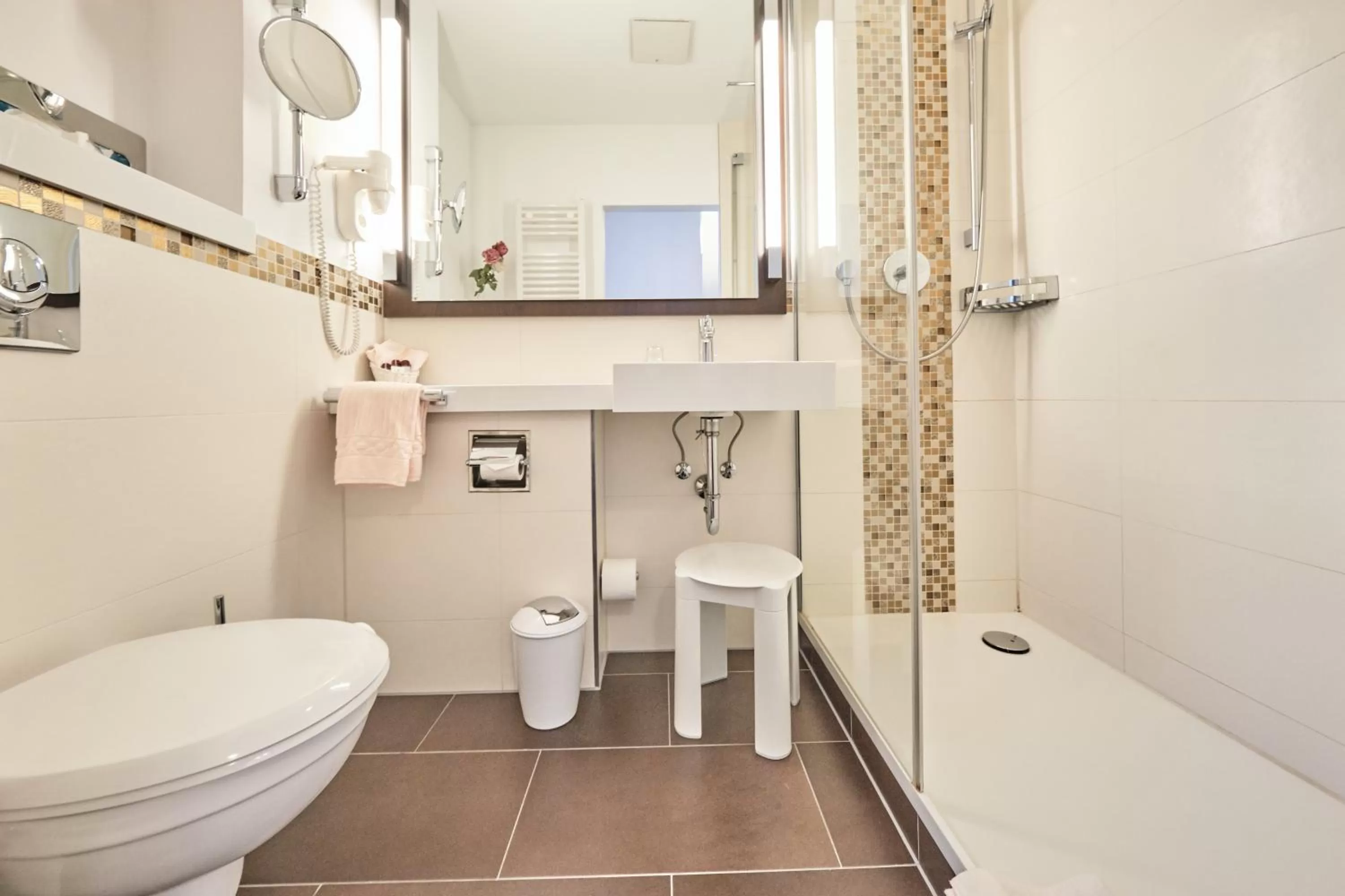 Shower in Hotel Haus Berlin