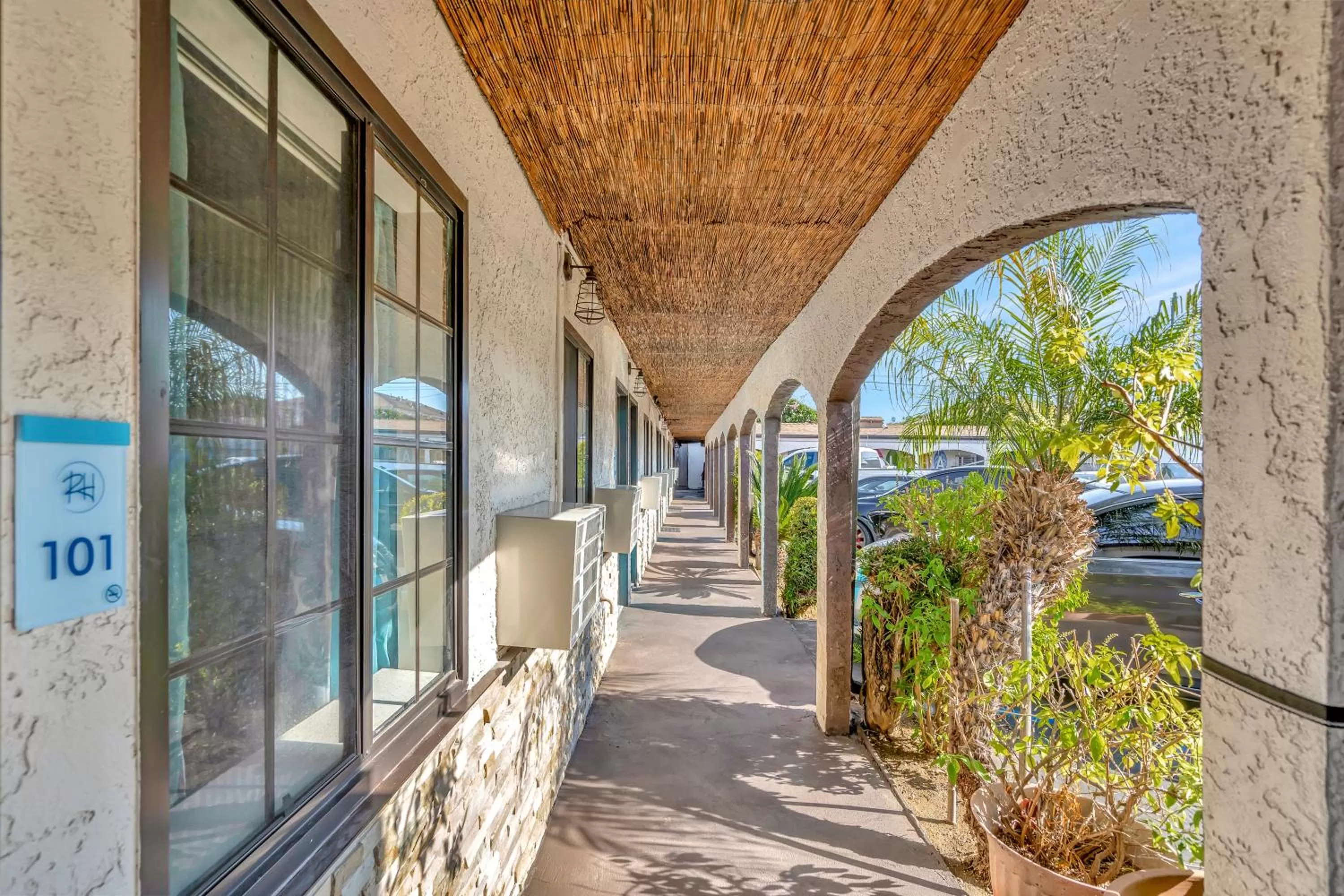 Day, Balcony/Terrace in Royal Hawaiian Inn - Mid City, Los Angeles