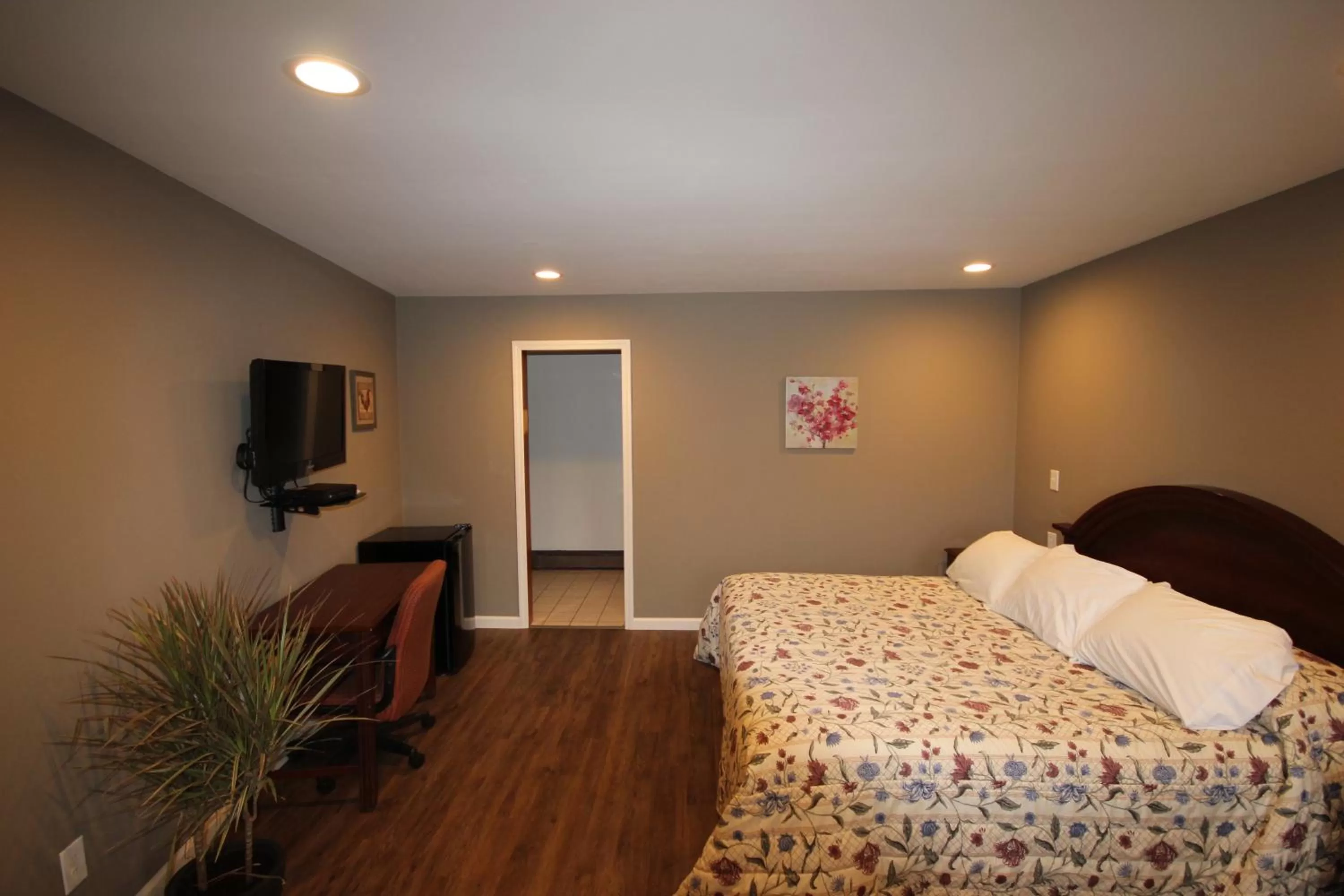 Photo of the whole room, TV/Entertainment Center in Heidi's Inn