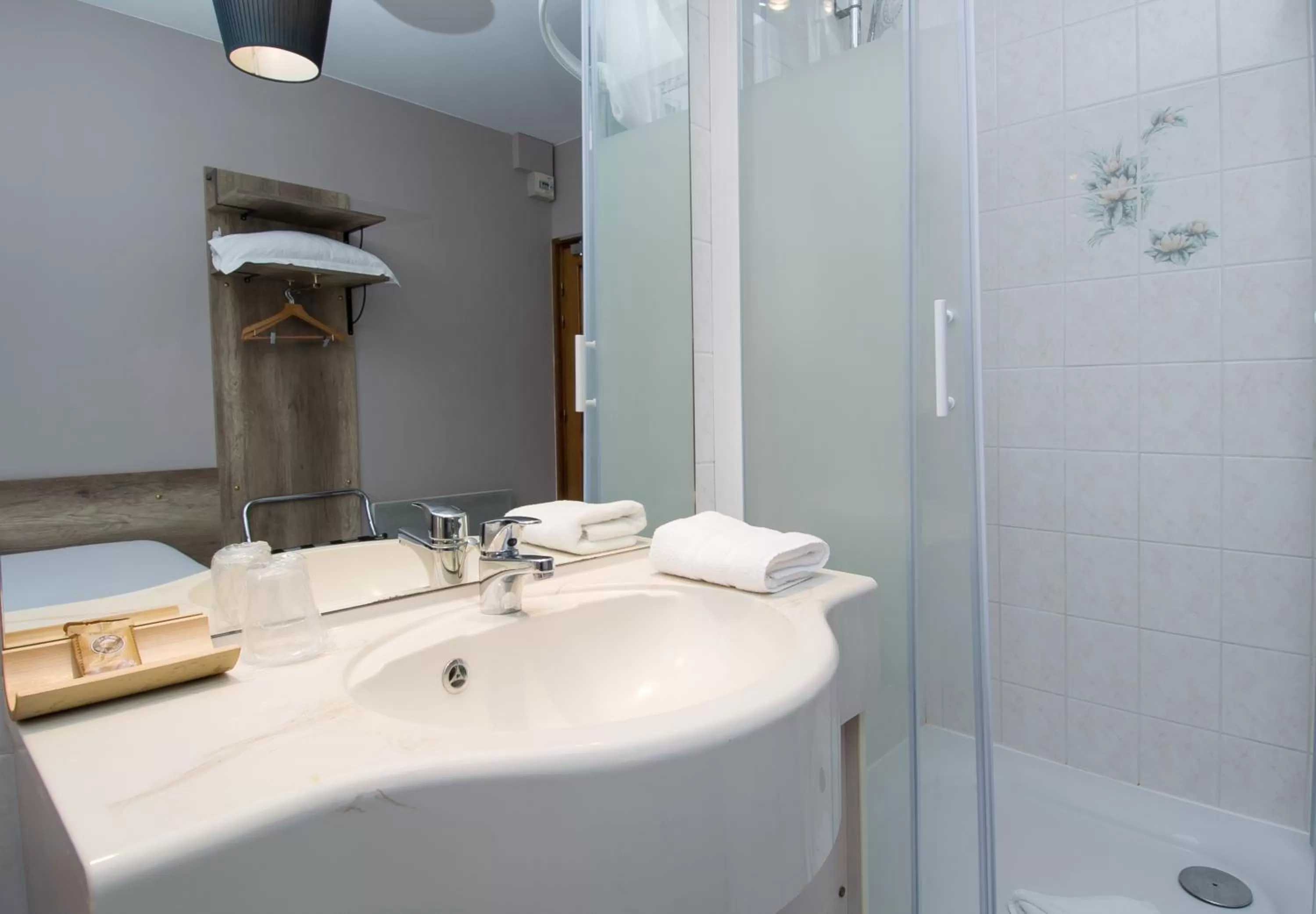 Shower in Hotel Eden