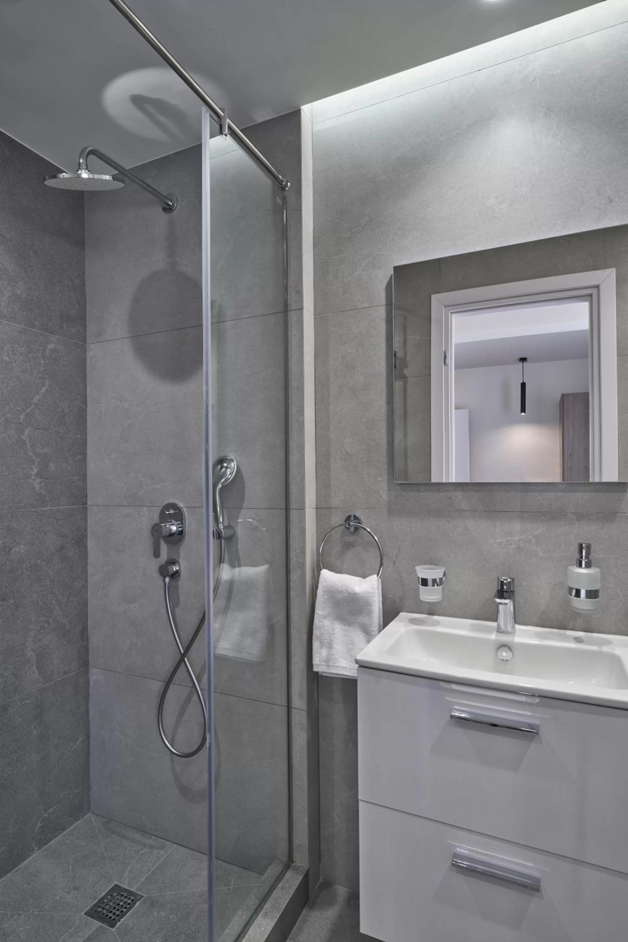 Shower in Hestia - Asklipiou 61