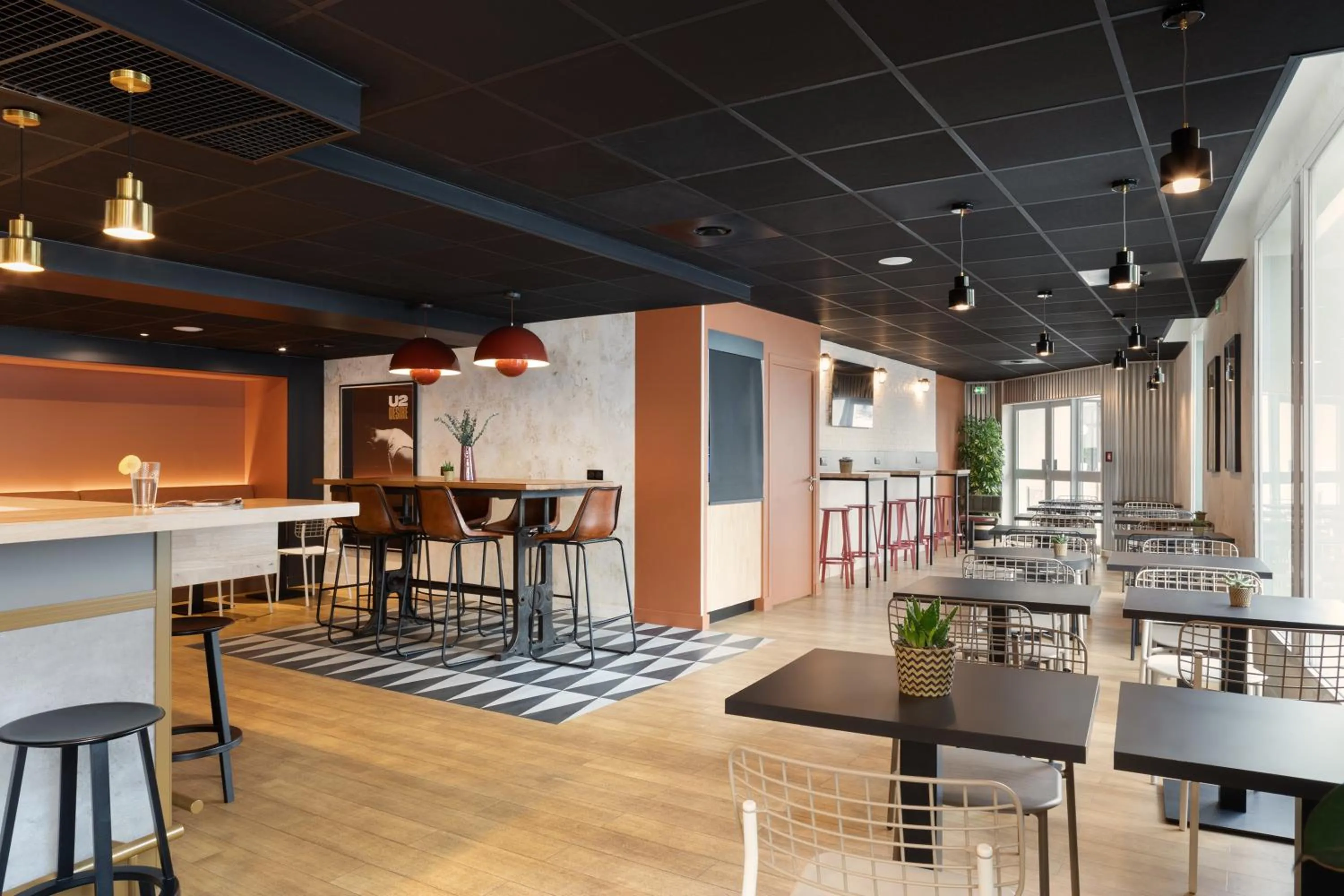 Restaurant/places to eat in ibis Paris Nation Davout