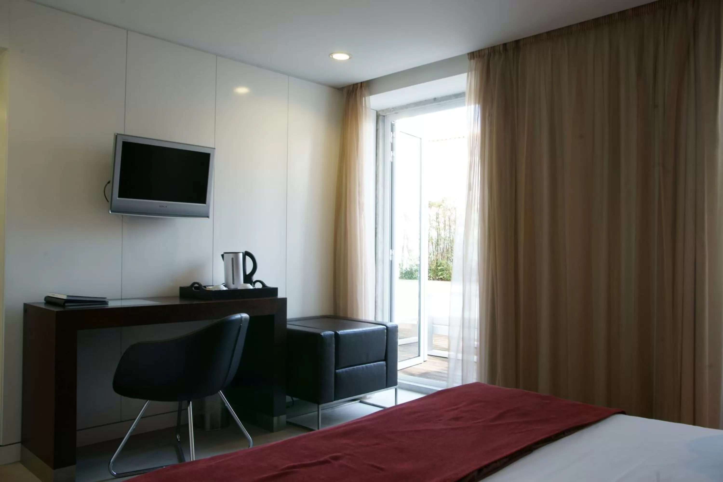 Bedroom, Bed in Hotel Jeronimos 8