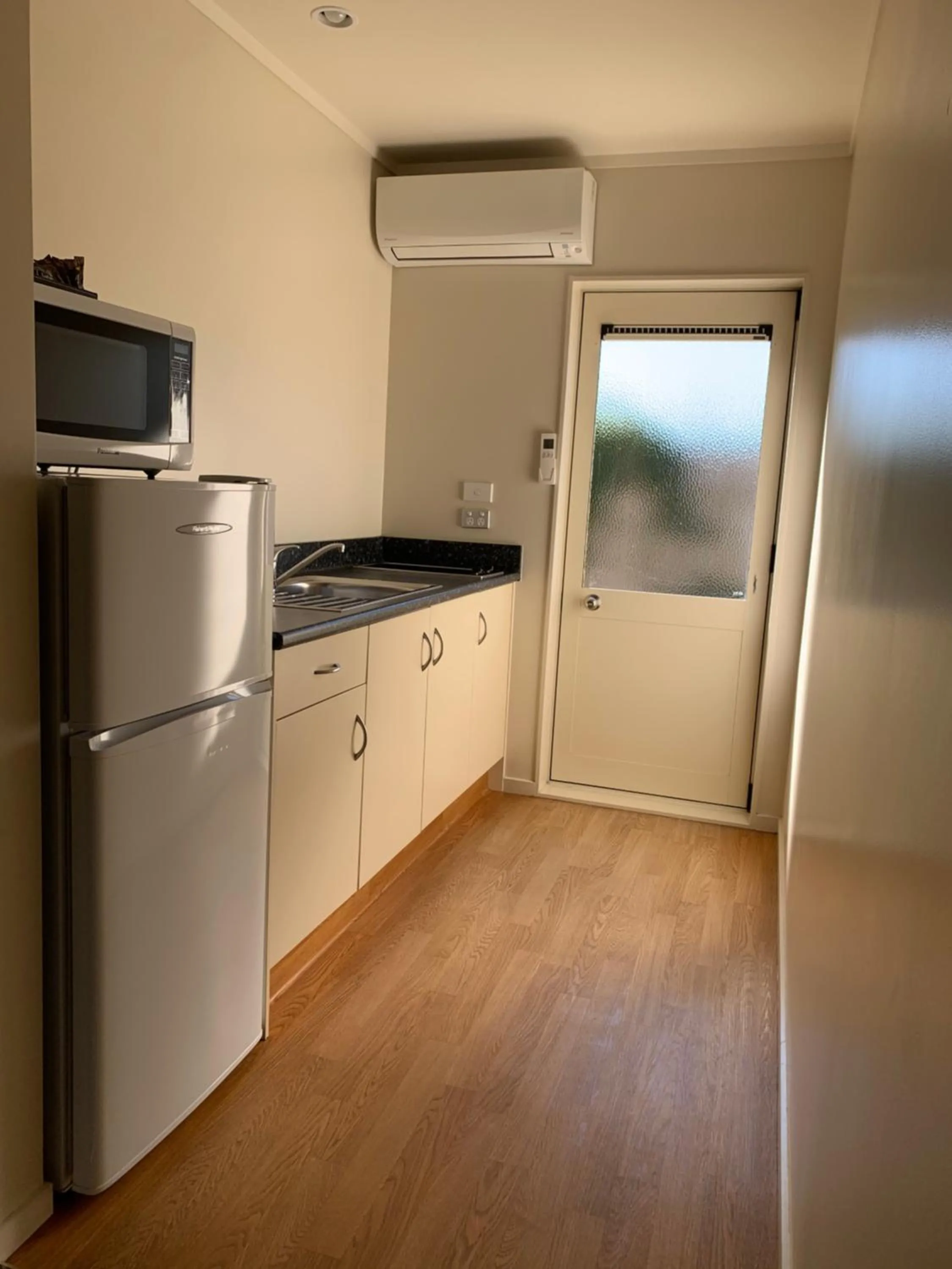 Kitchen or kitchenette in Captain Cook Motor Lodge