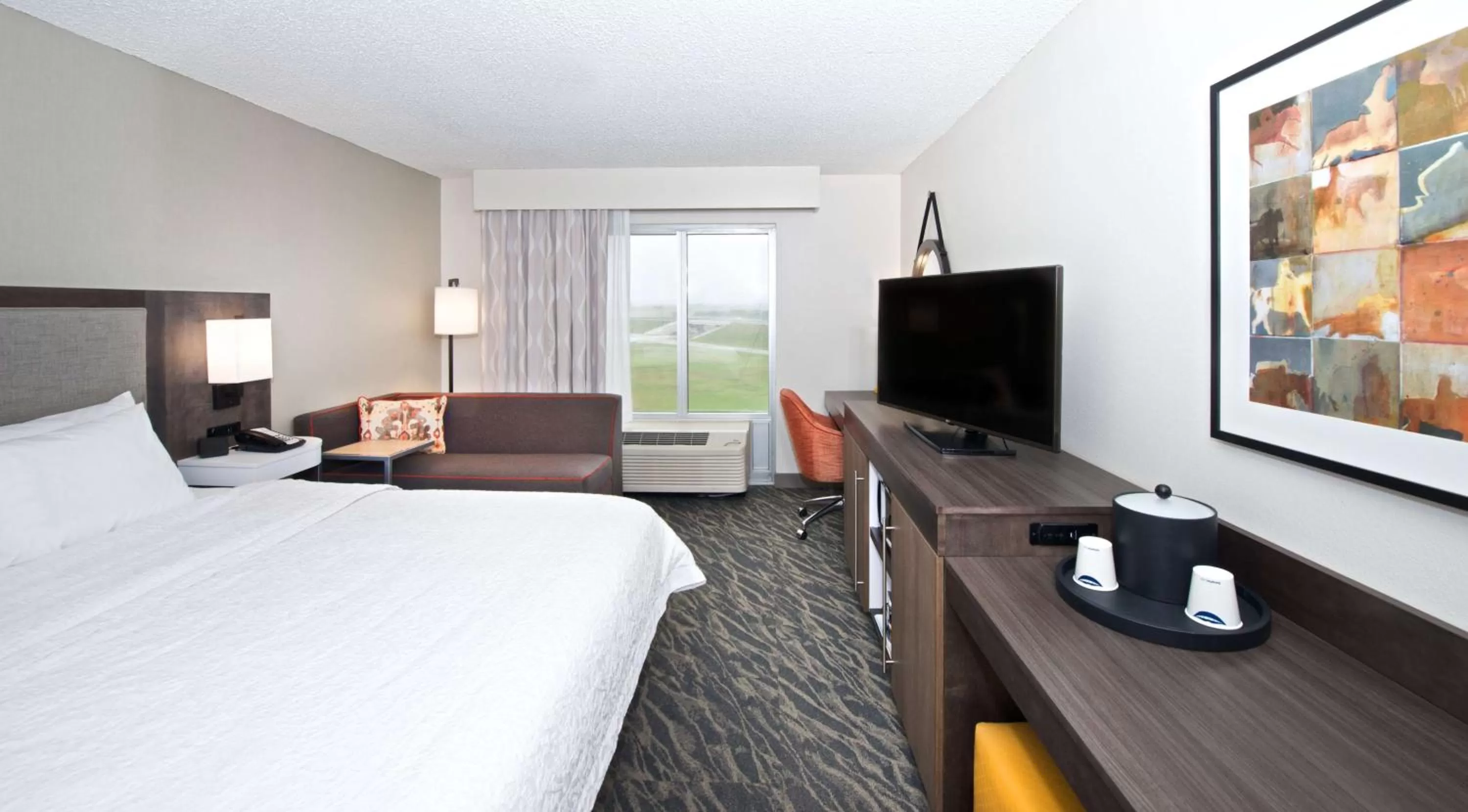 Living room, Bed in Hampton Inn & Suites N Ft Worth-Alliance Airport