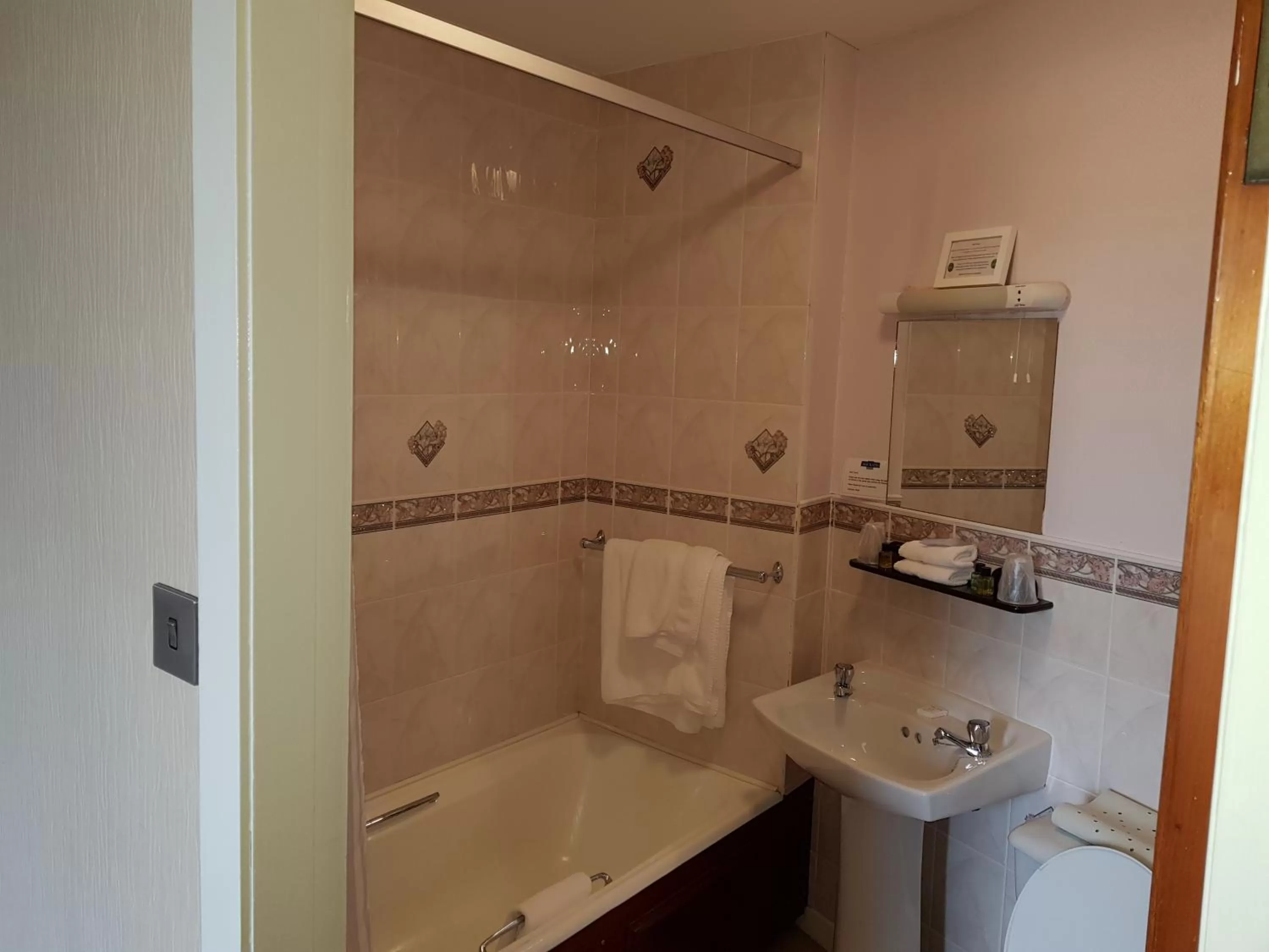 Bathroom in Mackays Hotel