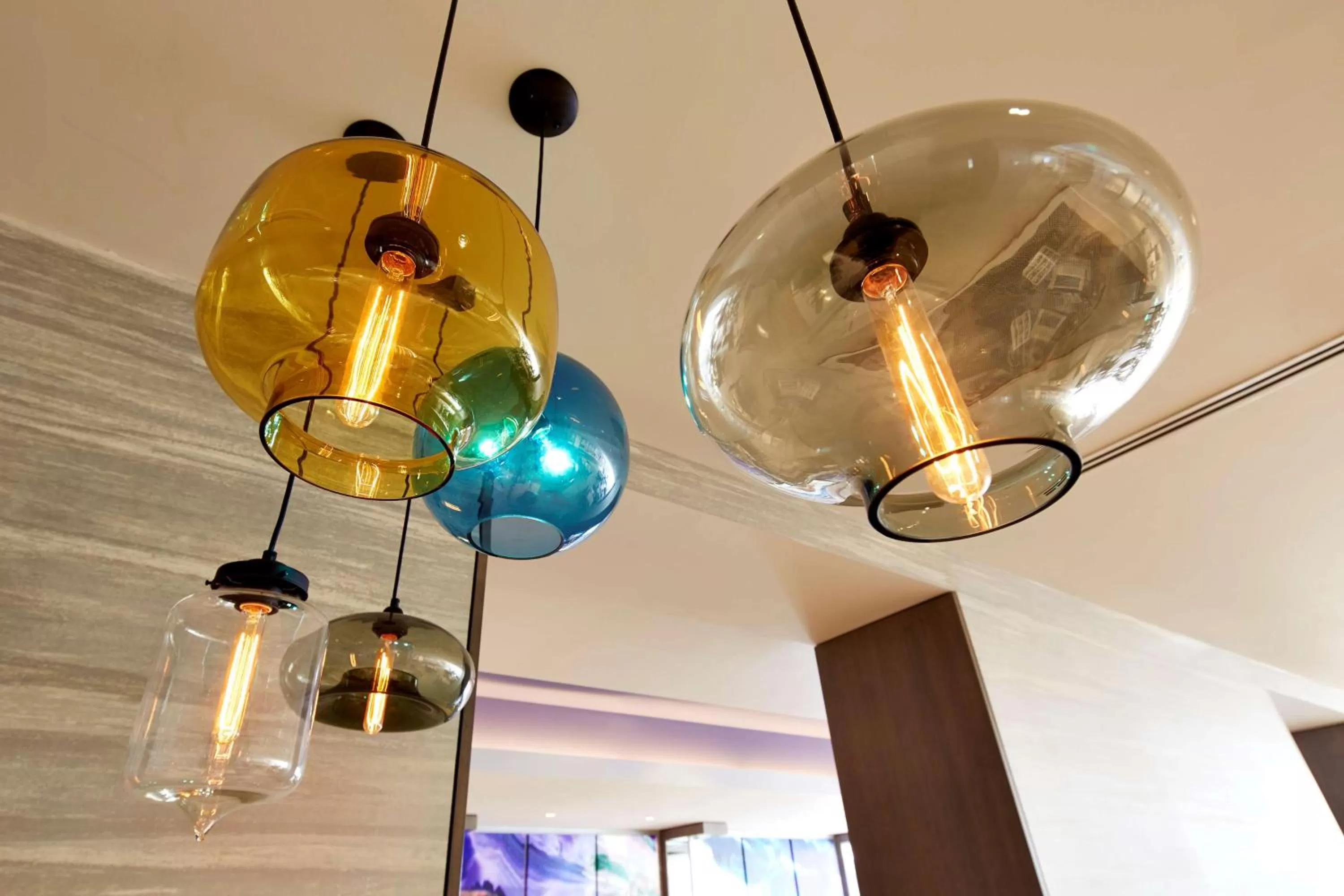 Restaurant/places to eat in Hilton Long Beach Hotel