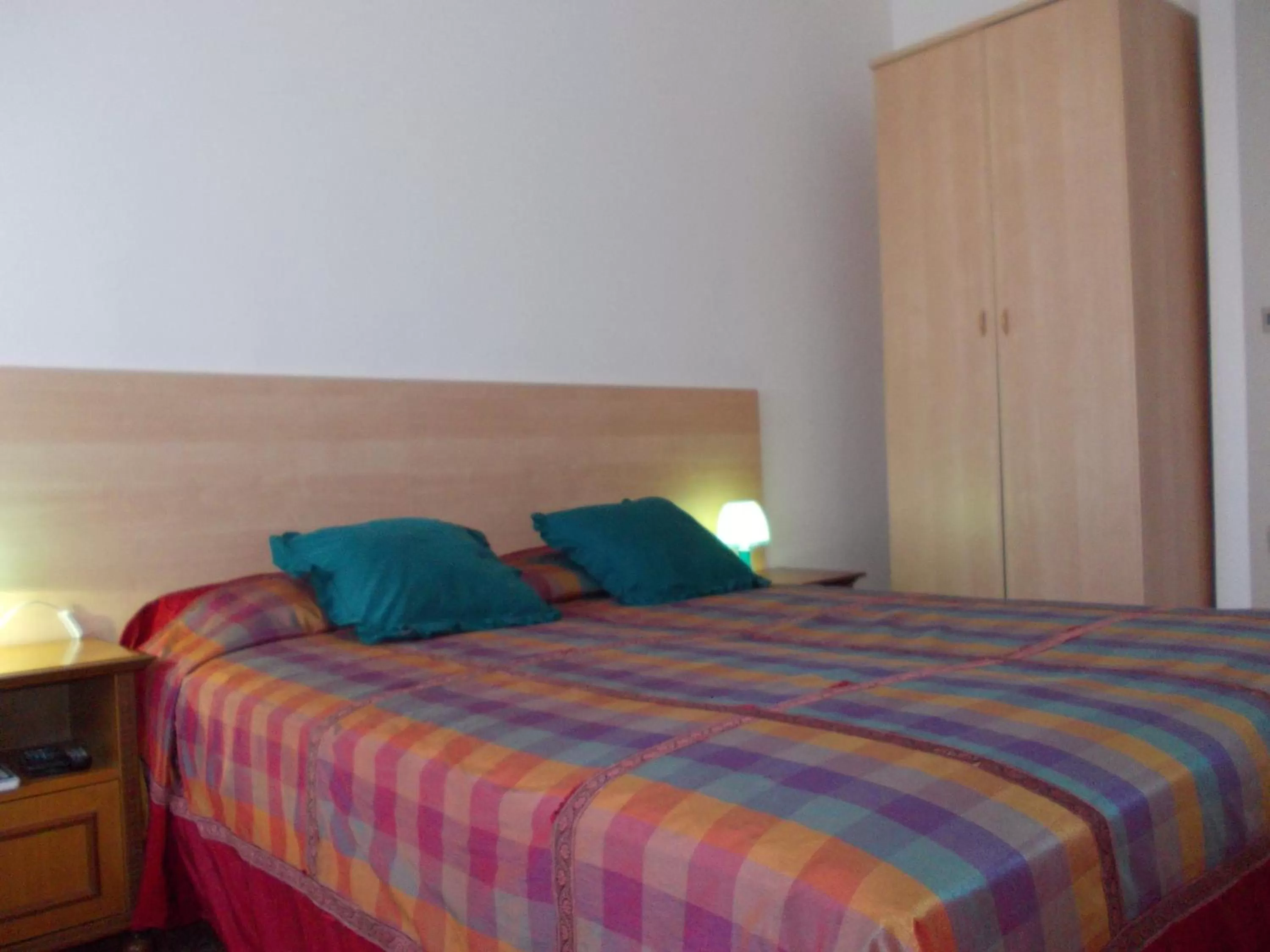 Photo of the whole room, Bed in Travellers Lodge B&B