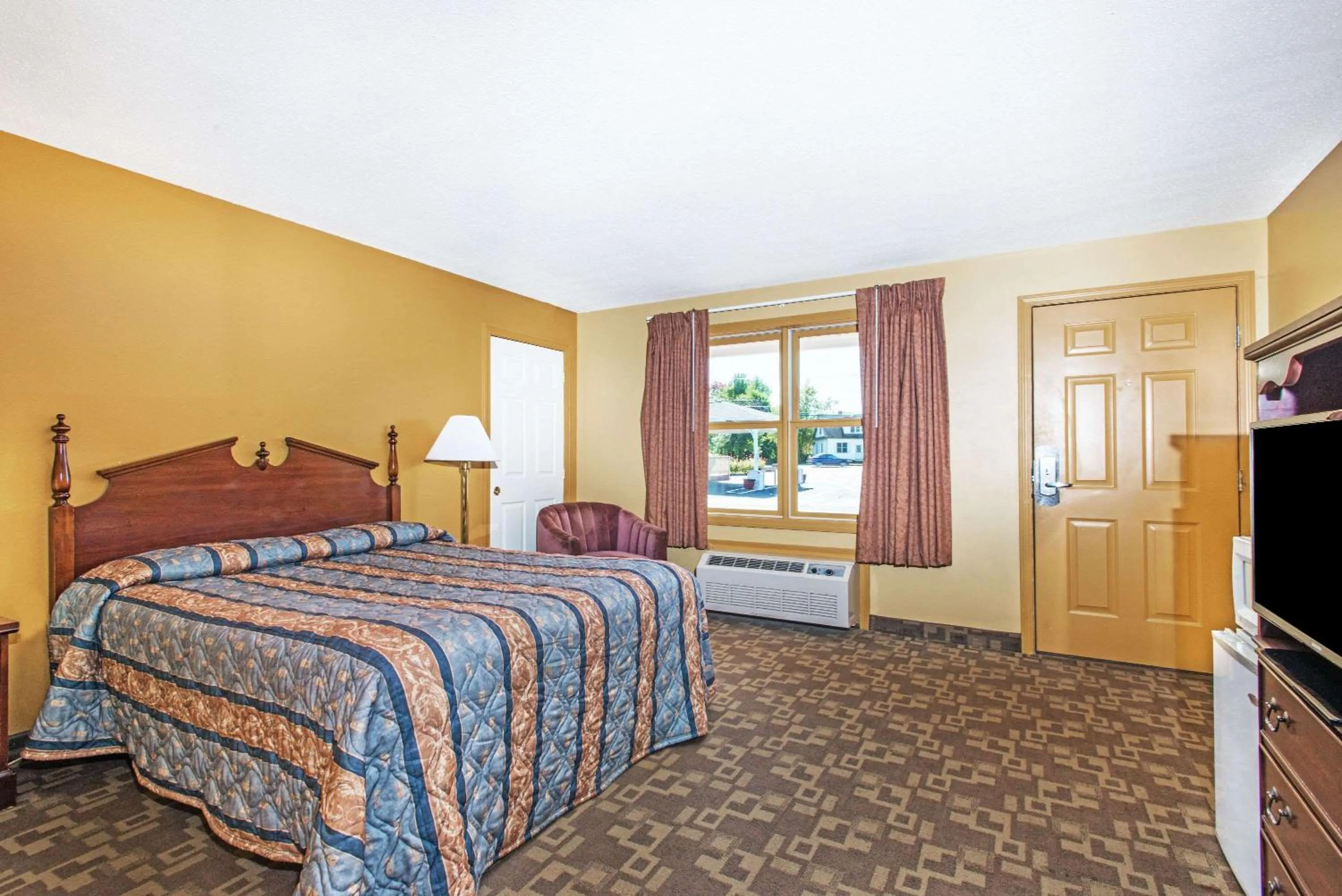 Photo of the whole room, Bed in Knights Inn Hadley