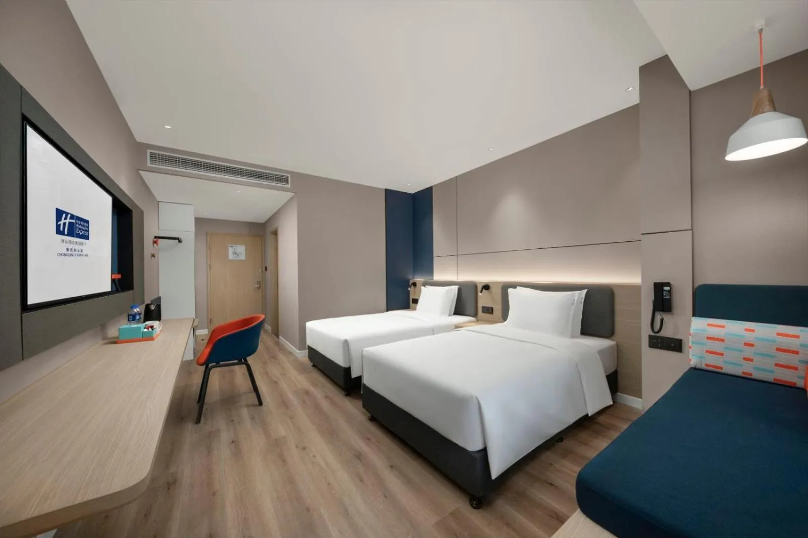 Photo of the whole room, Bed in Holiday Inn Express Chongqing Caiyun Lake by IHG