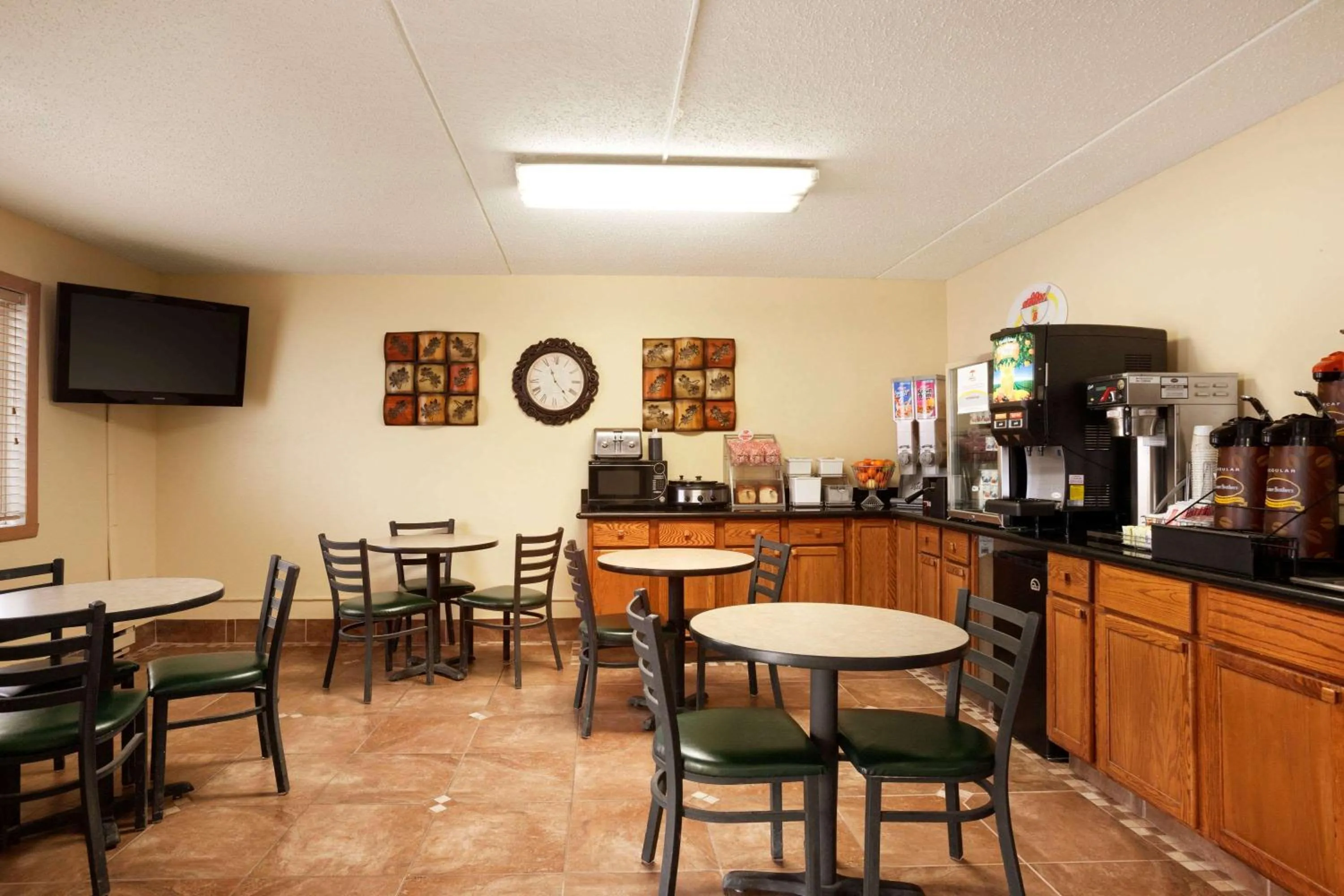 Restaurant/places to eat in Super 8 by Wyndham West Fargo Main Ave ND