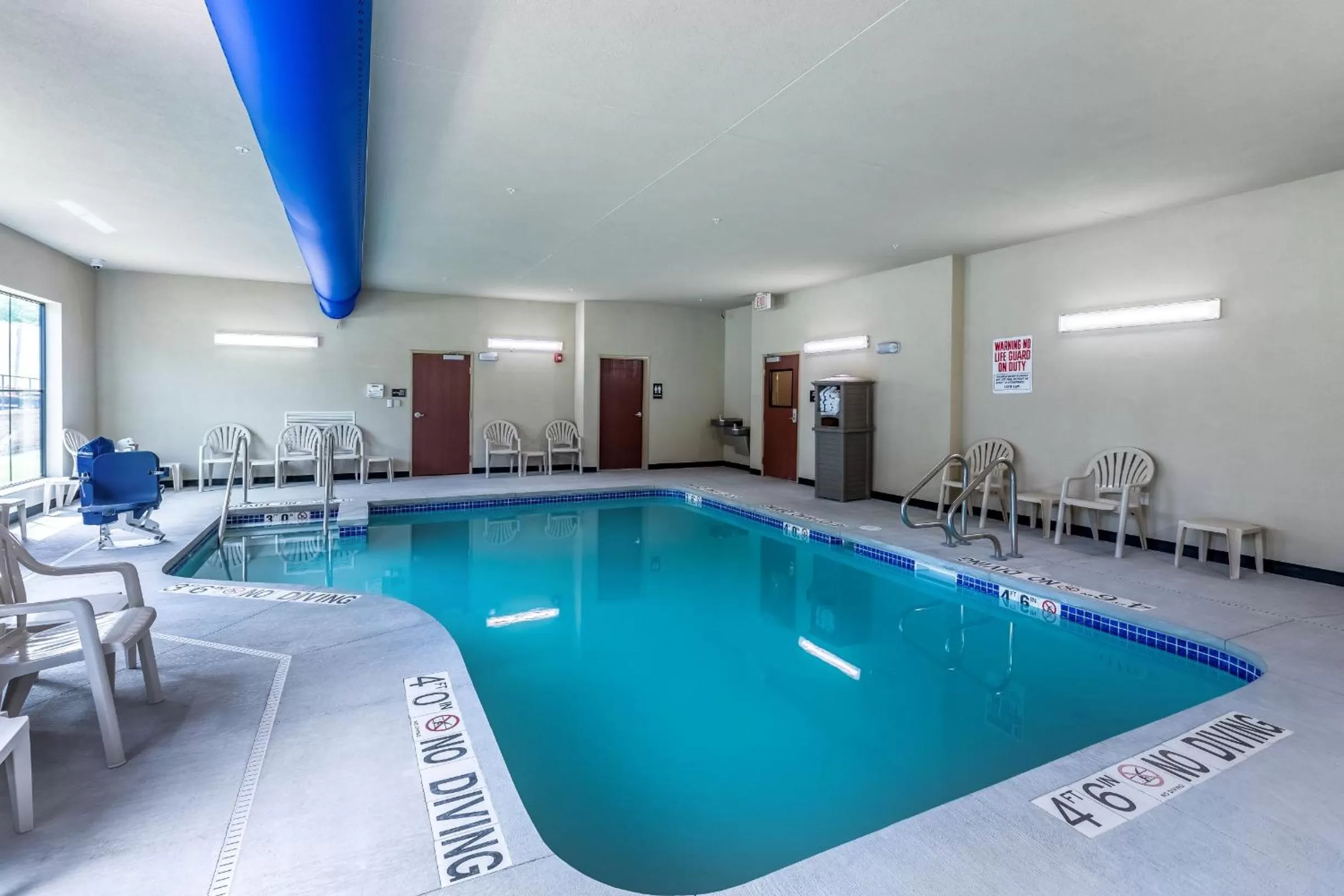 Swimming pool in Cobblestone Hotel & Suites Hartford