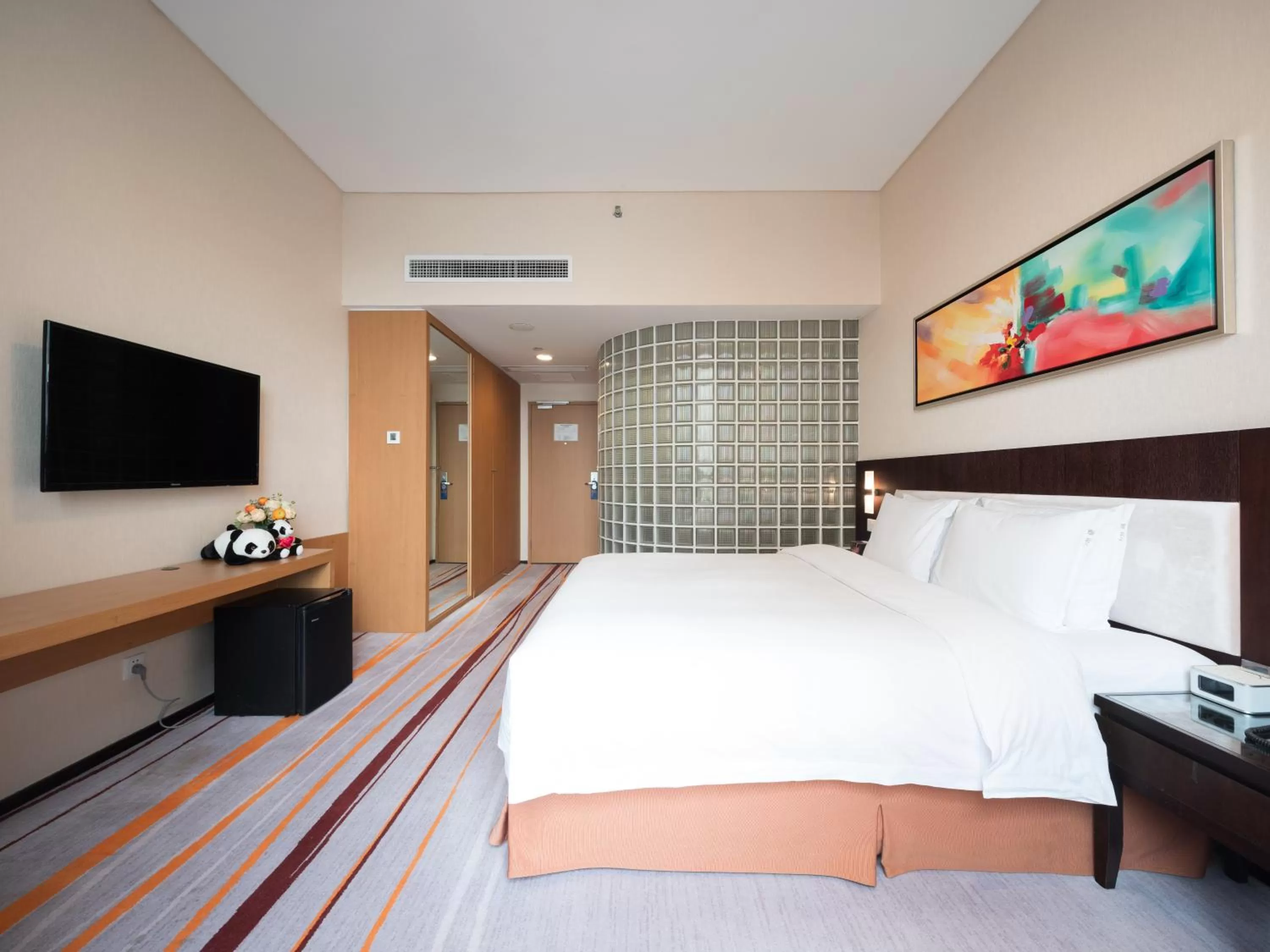 Photo of the whole room, Bed in Holiday Inn Express Chengdu Gulou
