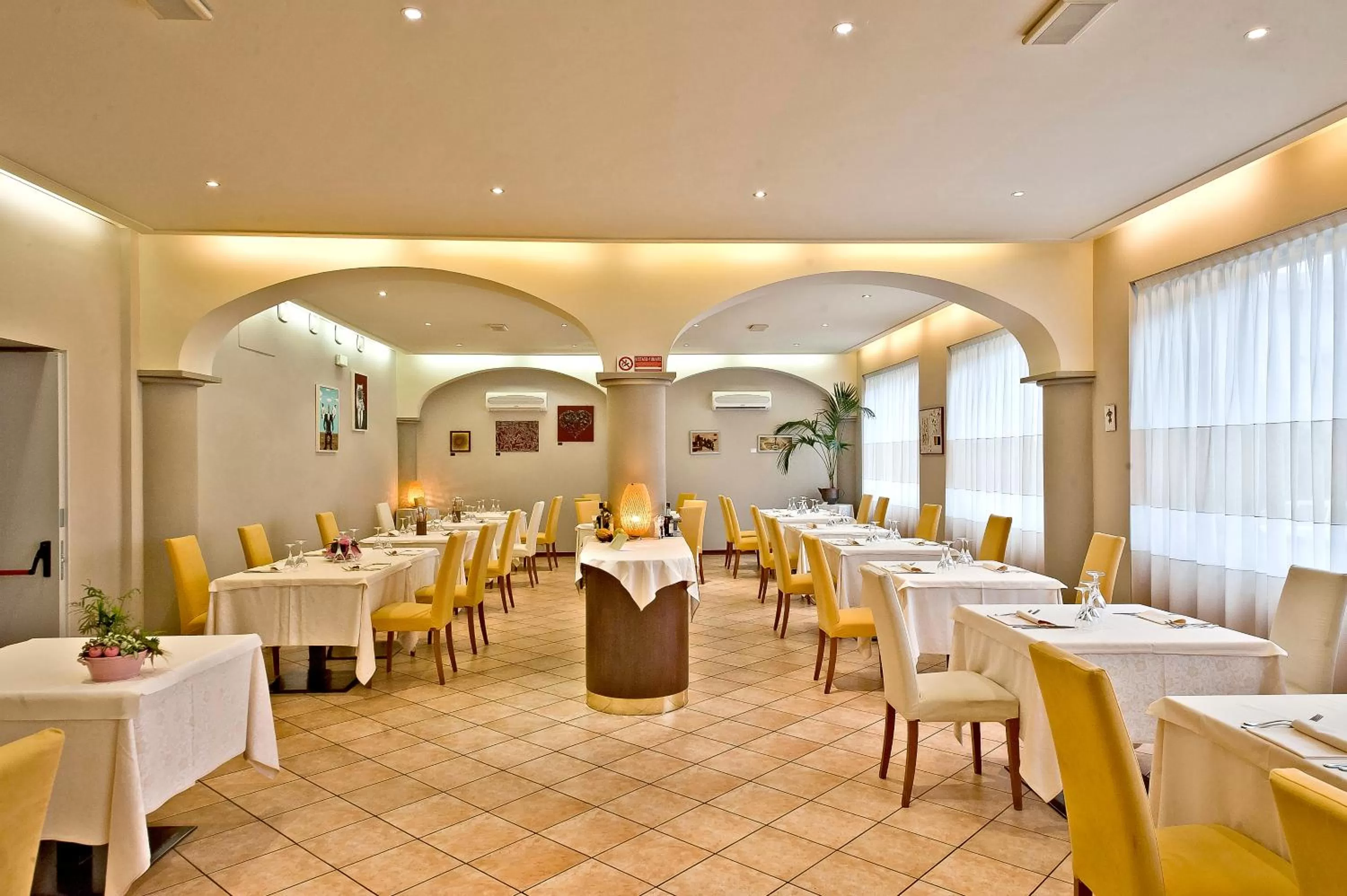 Restaurant/places to eat in Sam Hotel