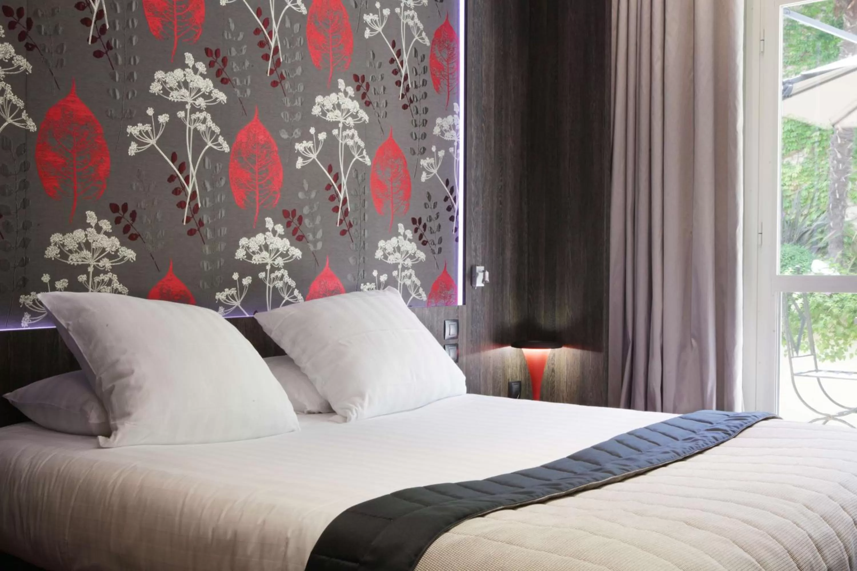 Patio, Bed in Best Western Premier Le Patio des Artistes Wellness Jacuzzi