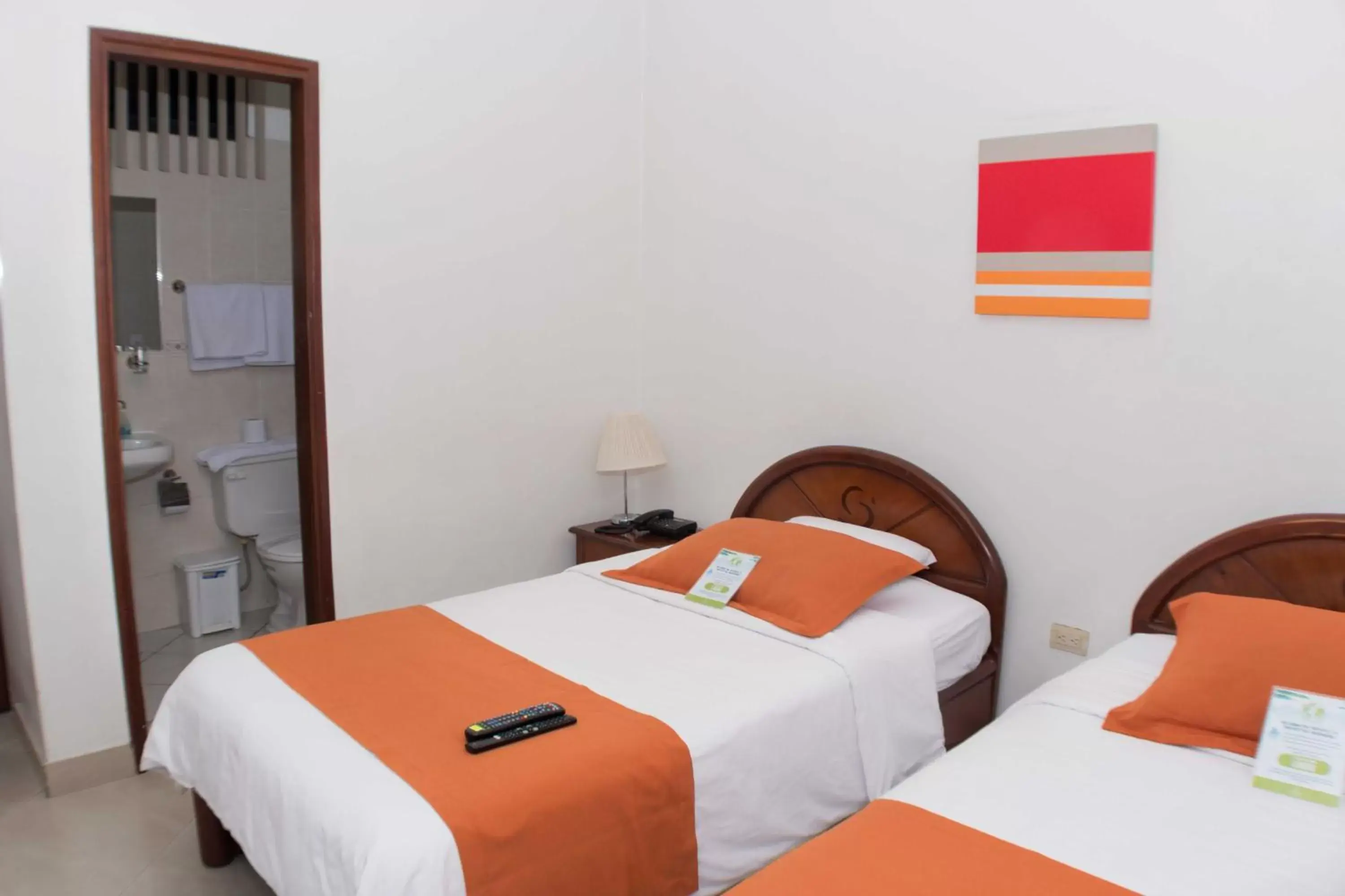 Twin Room No Window - single occupancy in Hotel Castell - Cerca Del Aeropuerto Twin Room No Window - single occupancy in Hotel Castell - Cerca Del Aeropuerto