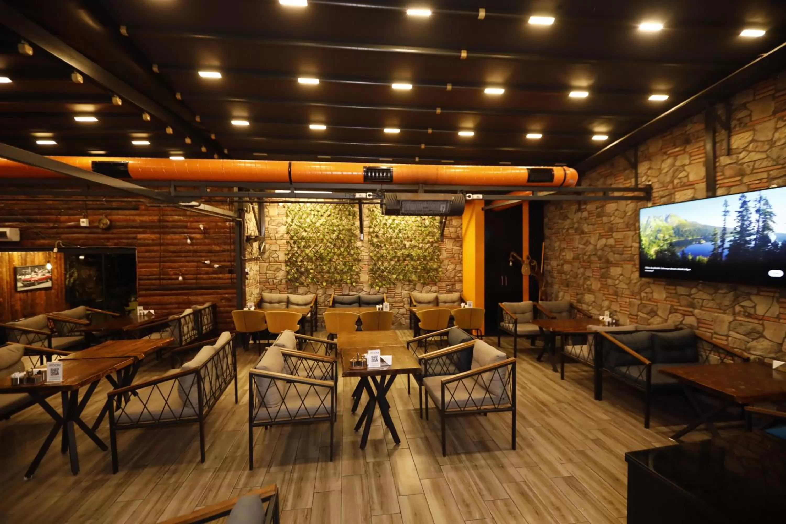 Restaurant/places to eat in The Queen Hotel