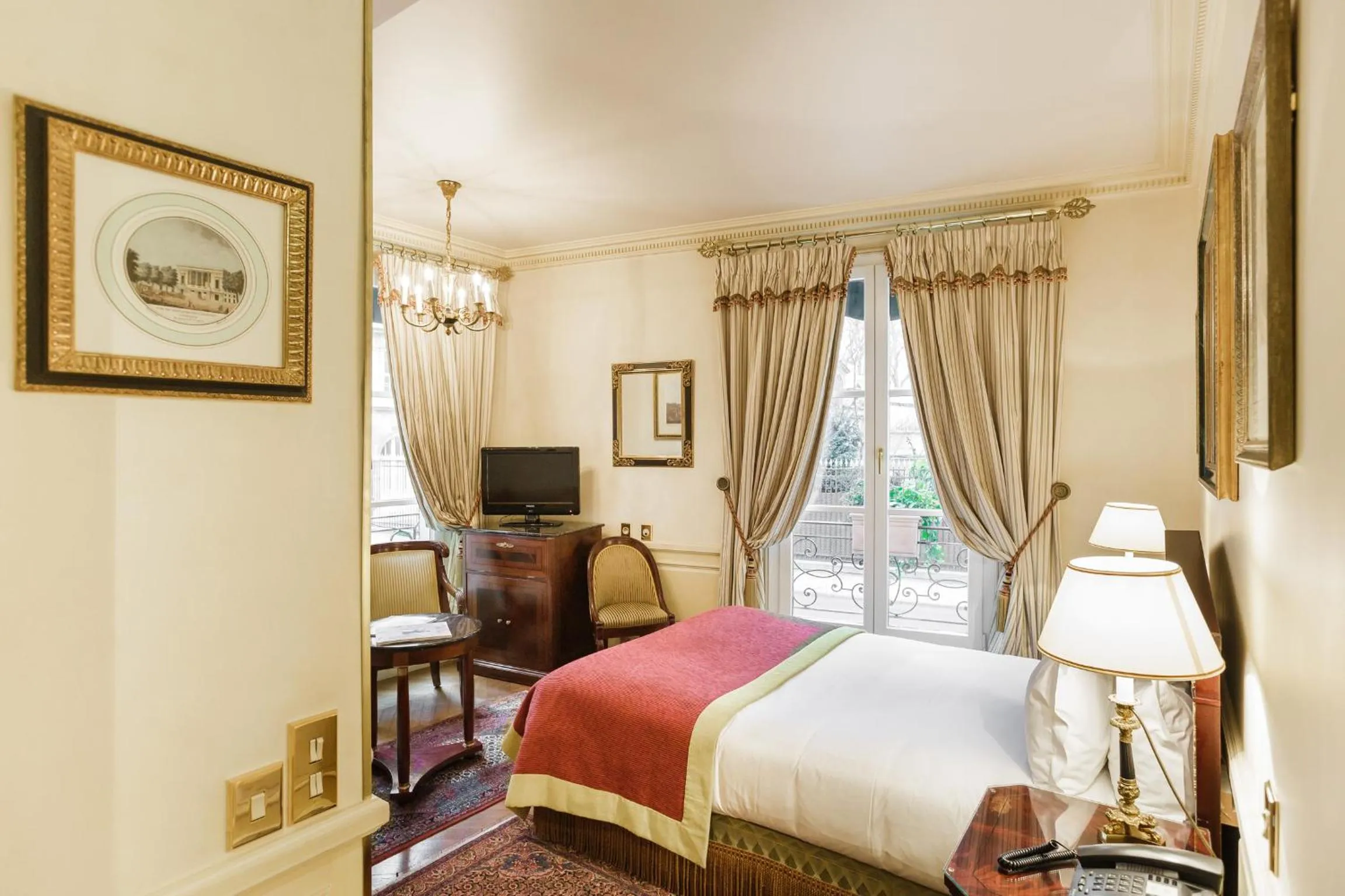 Photo of the whole room, Bed in Hotel Luxembourg Parc