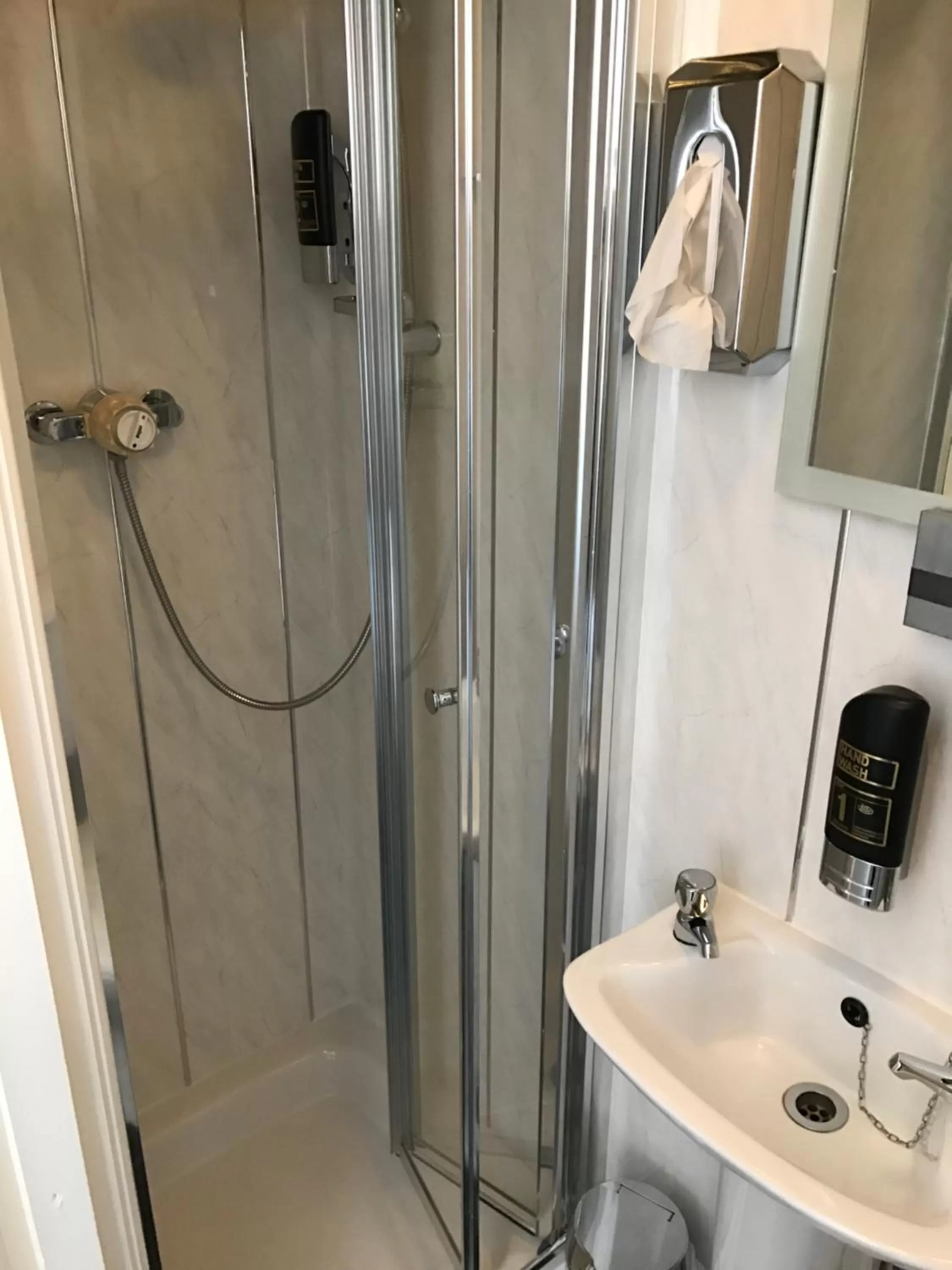 Shower in Queens Plaza Hotel