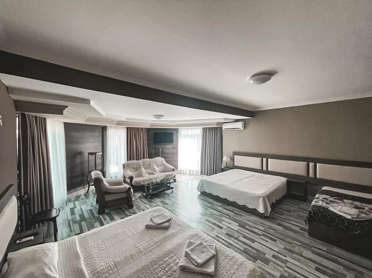 Photo of the whole room, Bed in Discovery Hotel