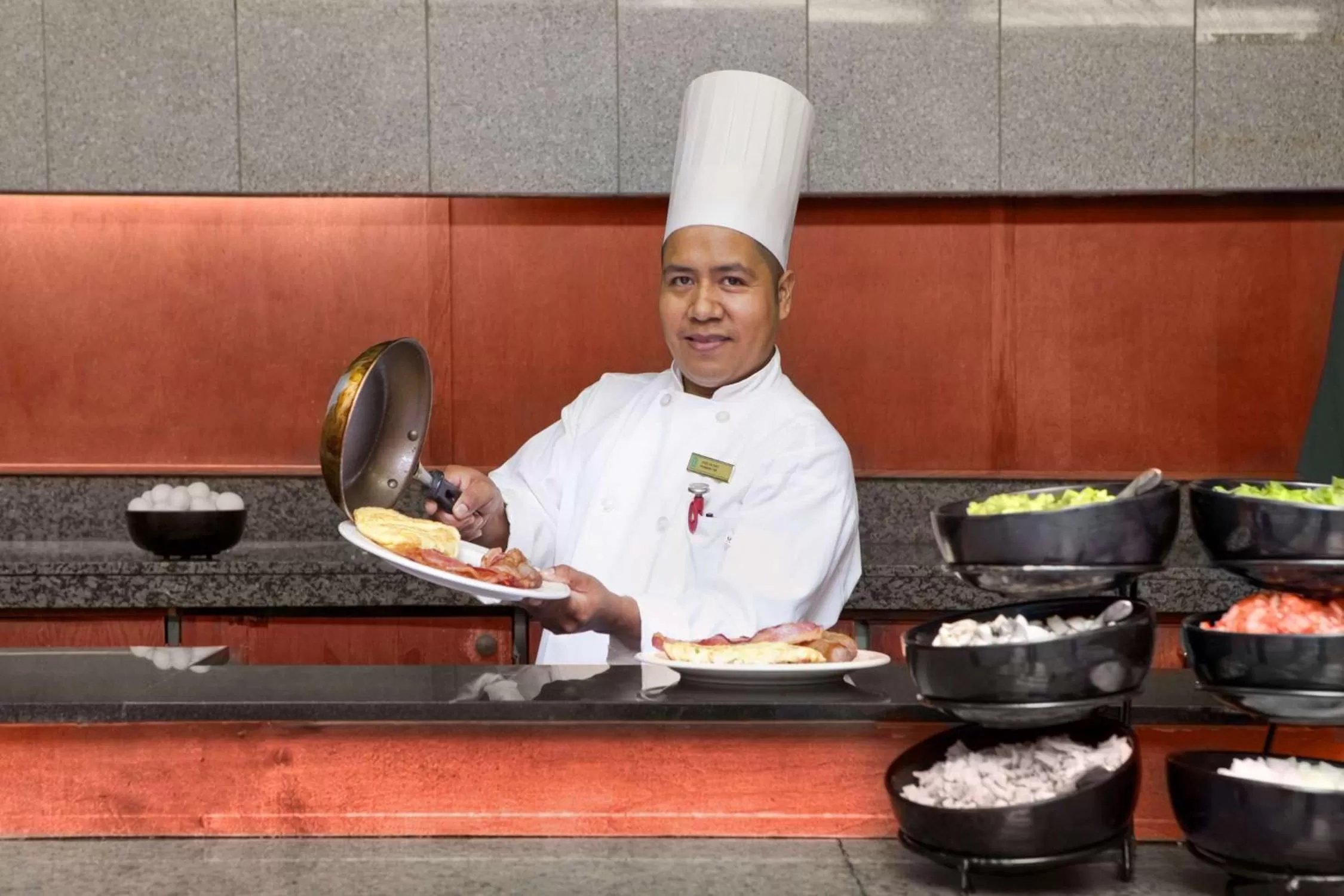 Dining area in Embassy Suites by Hilton Chicago O'Hare Rosemont