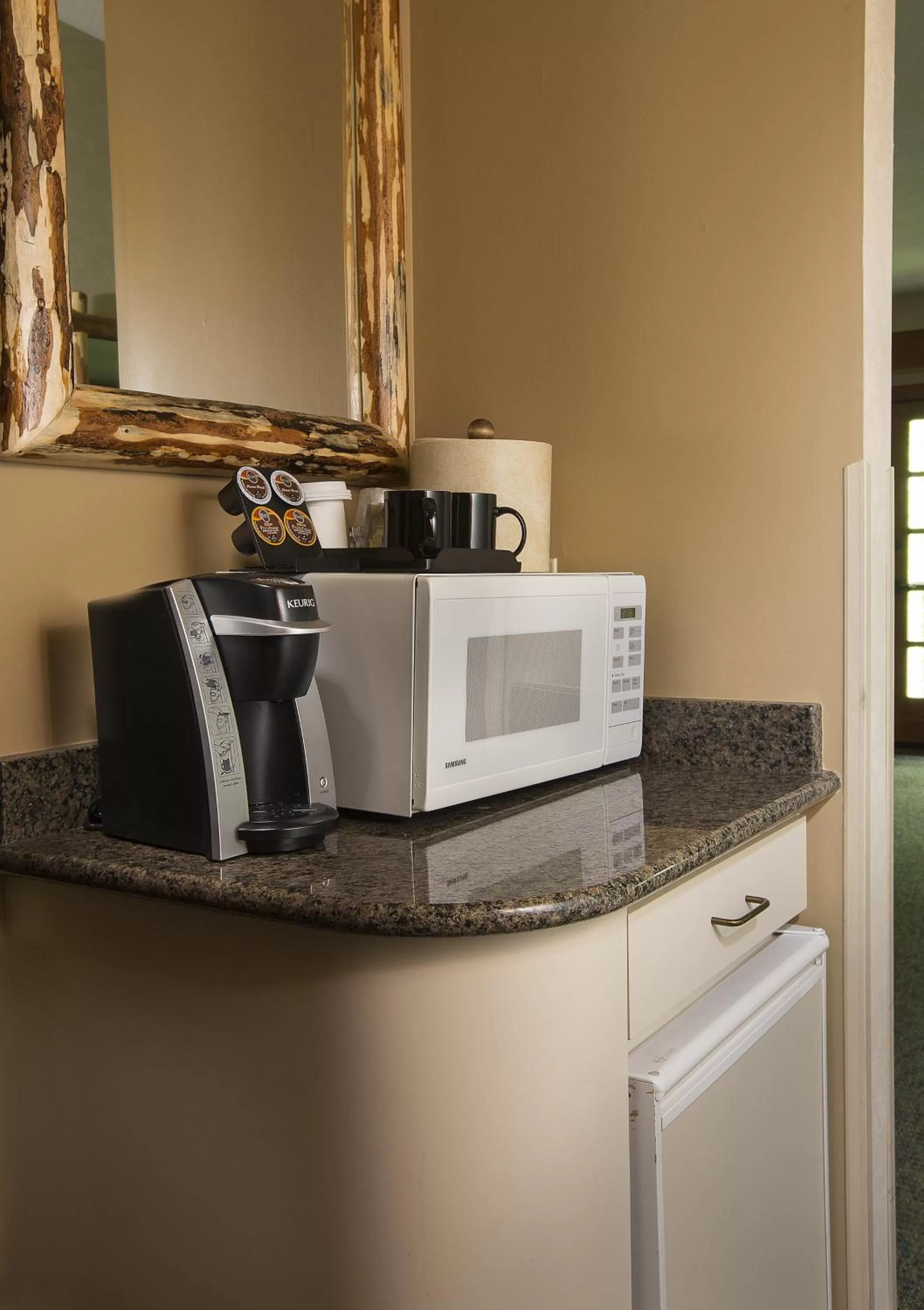 Coffee/tea facilities in Heathman Lodge