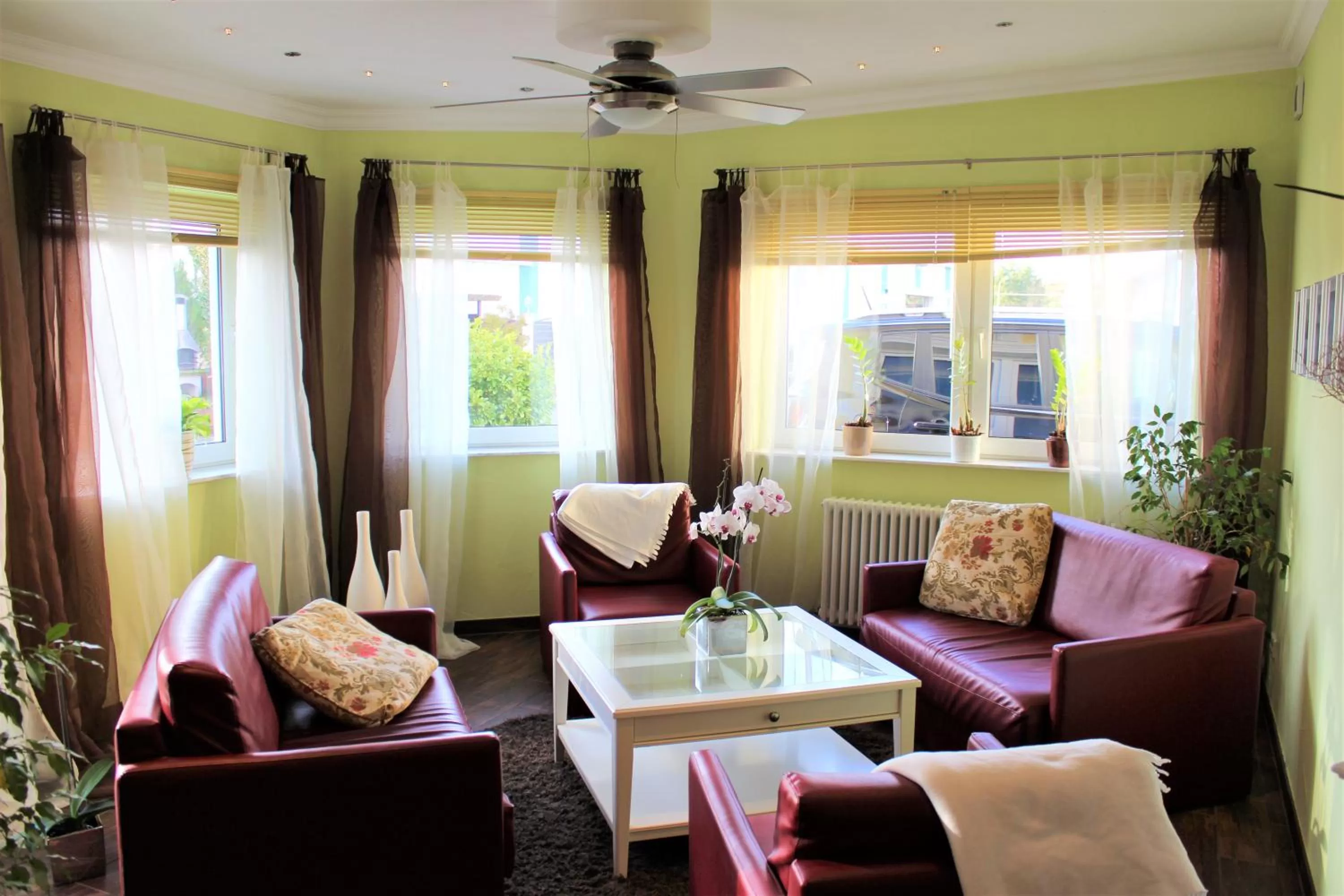 Communal lounge/ TV room in Hotel America