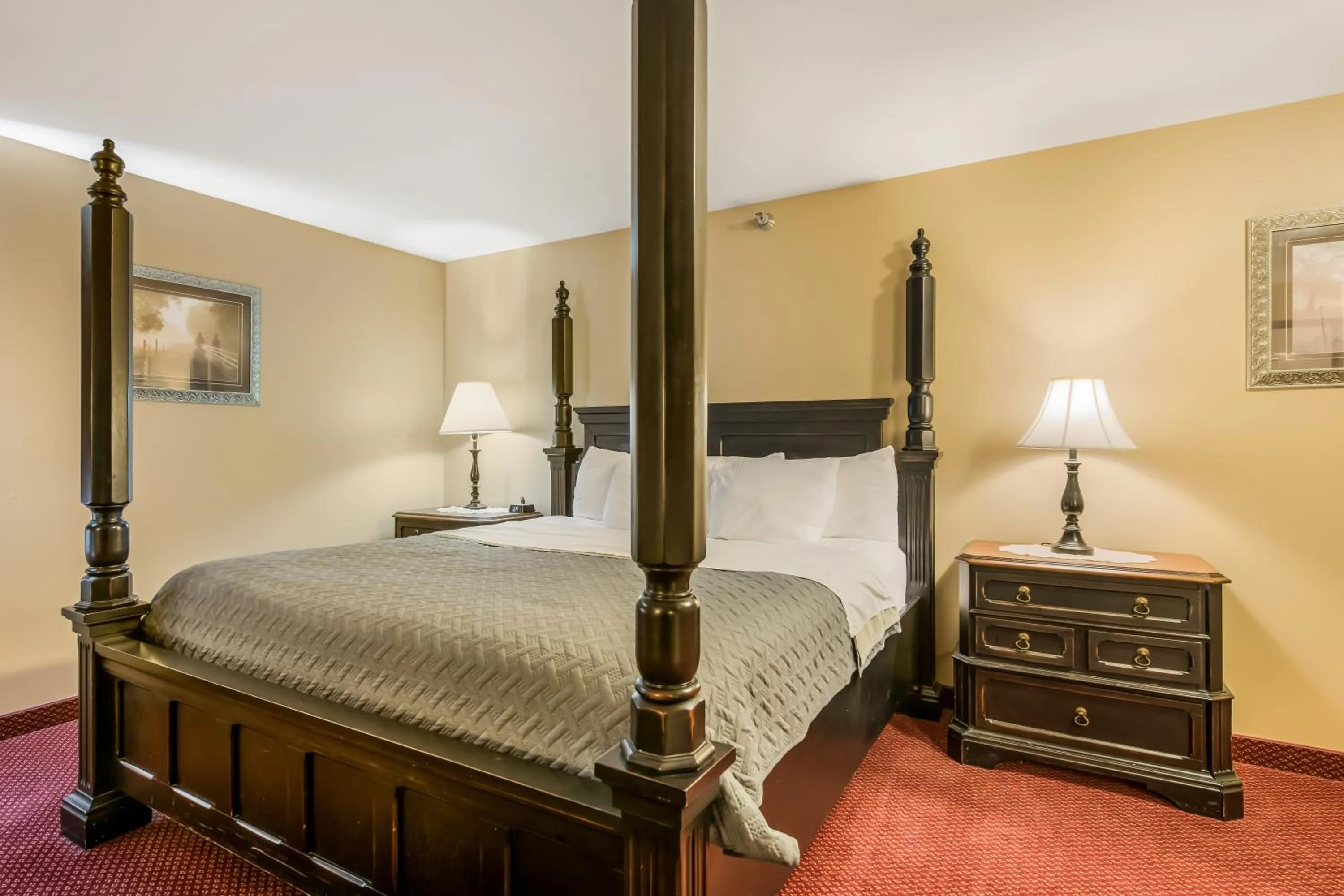 Bedroom, Bed in Econo Lodge