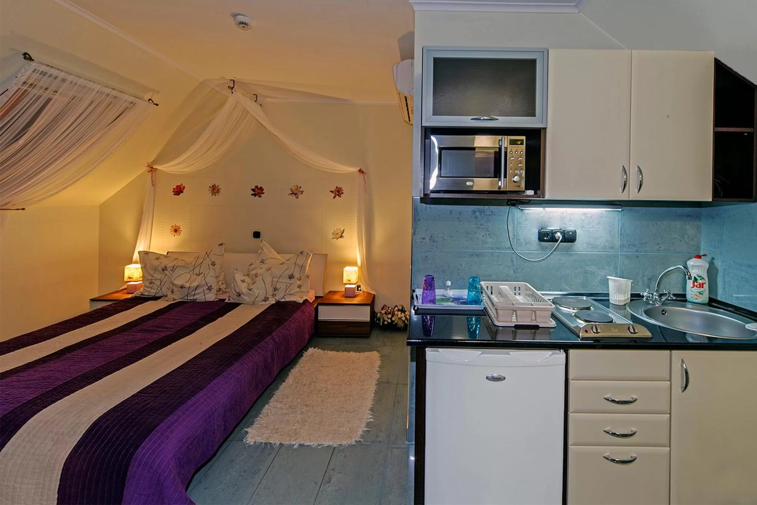 Kitchen or kitchenette, Bed in Vintiamo Apartmanok