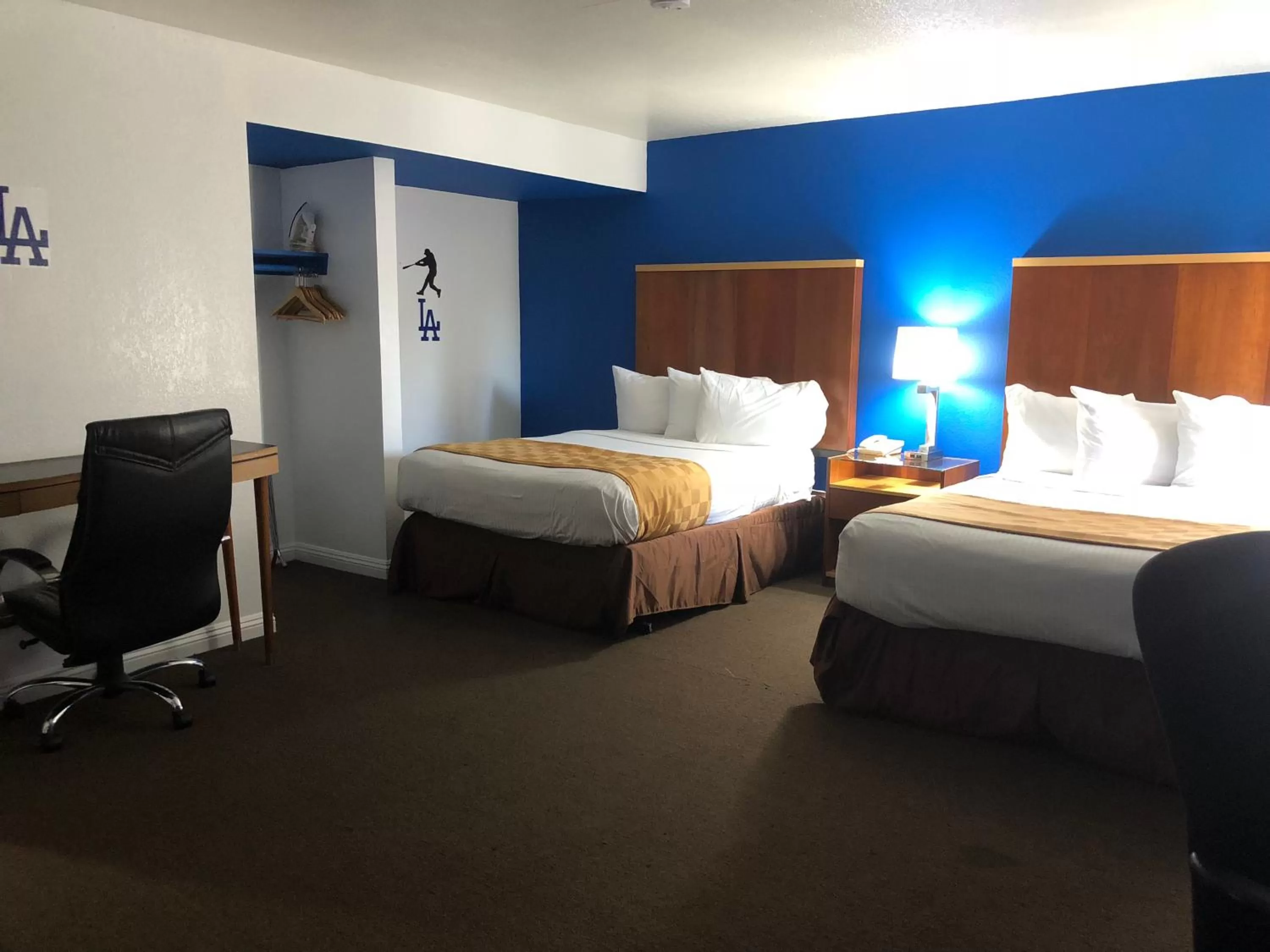 Photo of the whole room, Bed in Knights Inn Los Angeles Central / Convention Center Area