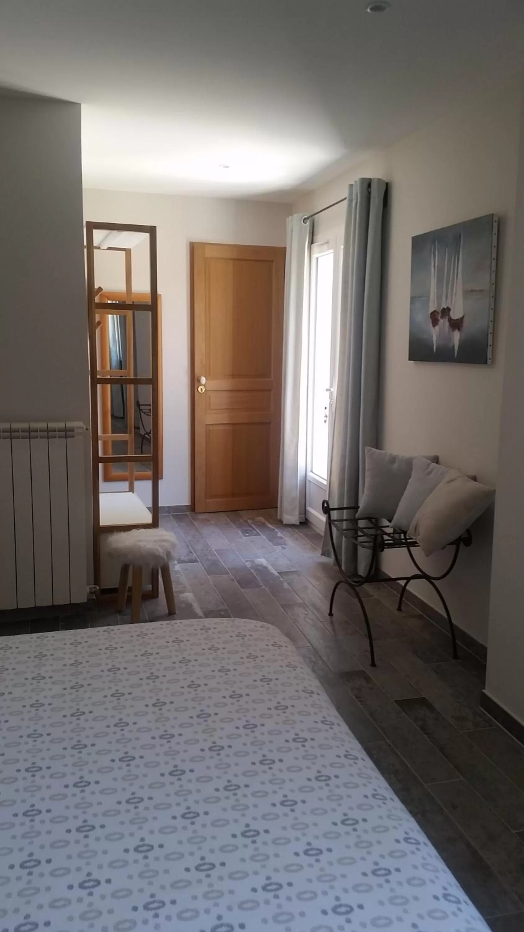 Photo of the whole room, Bed in chez cathie