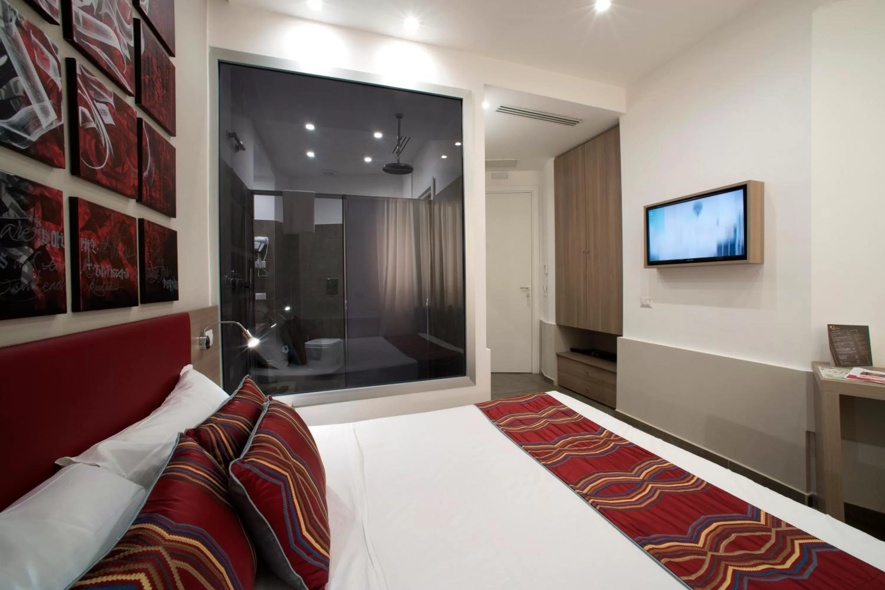 Shower, Bed in Regina Margherita Suite