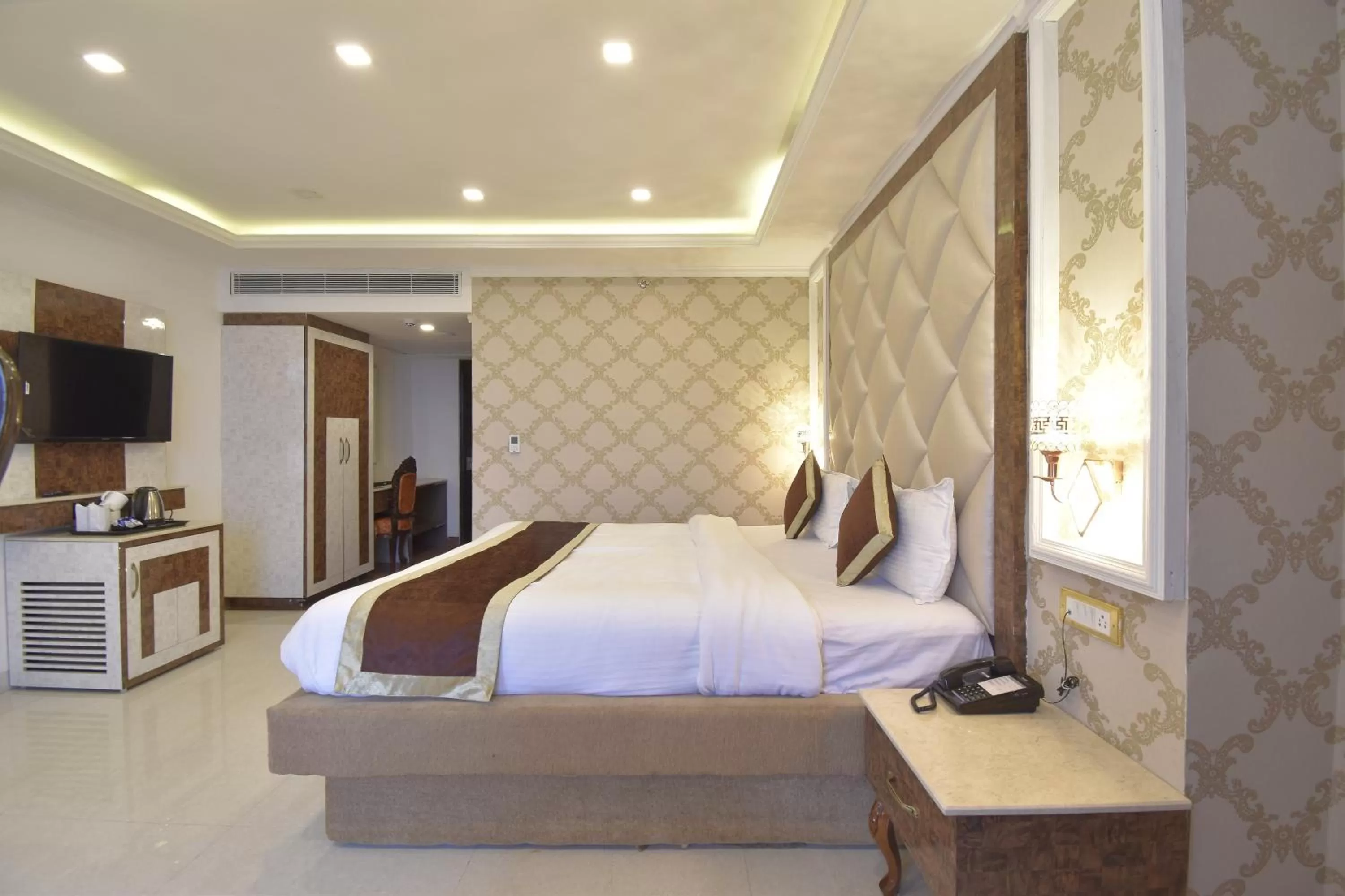 Communal lounge/ TV room, Bed in The Royal Castle AC Centralized