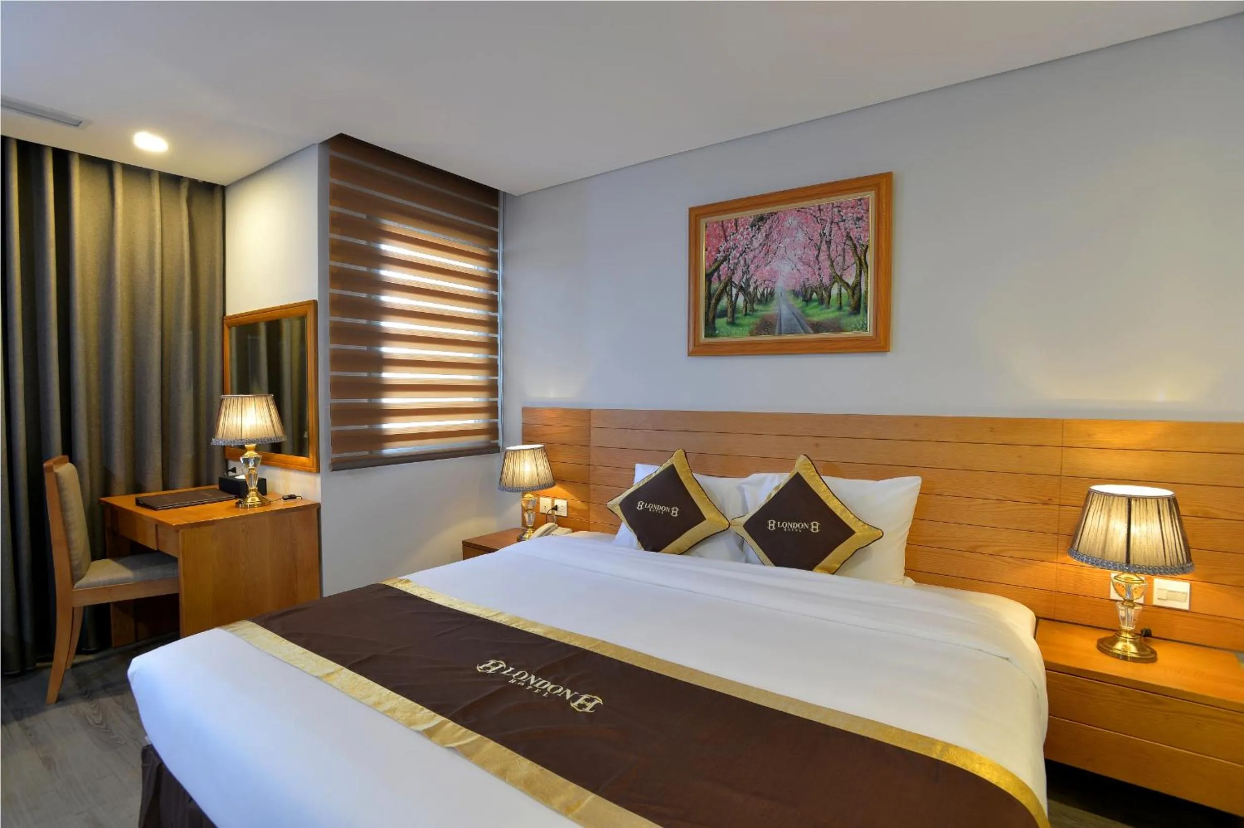 Bed in London Hanoi Hotel