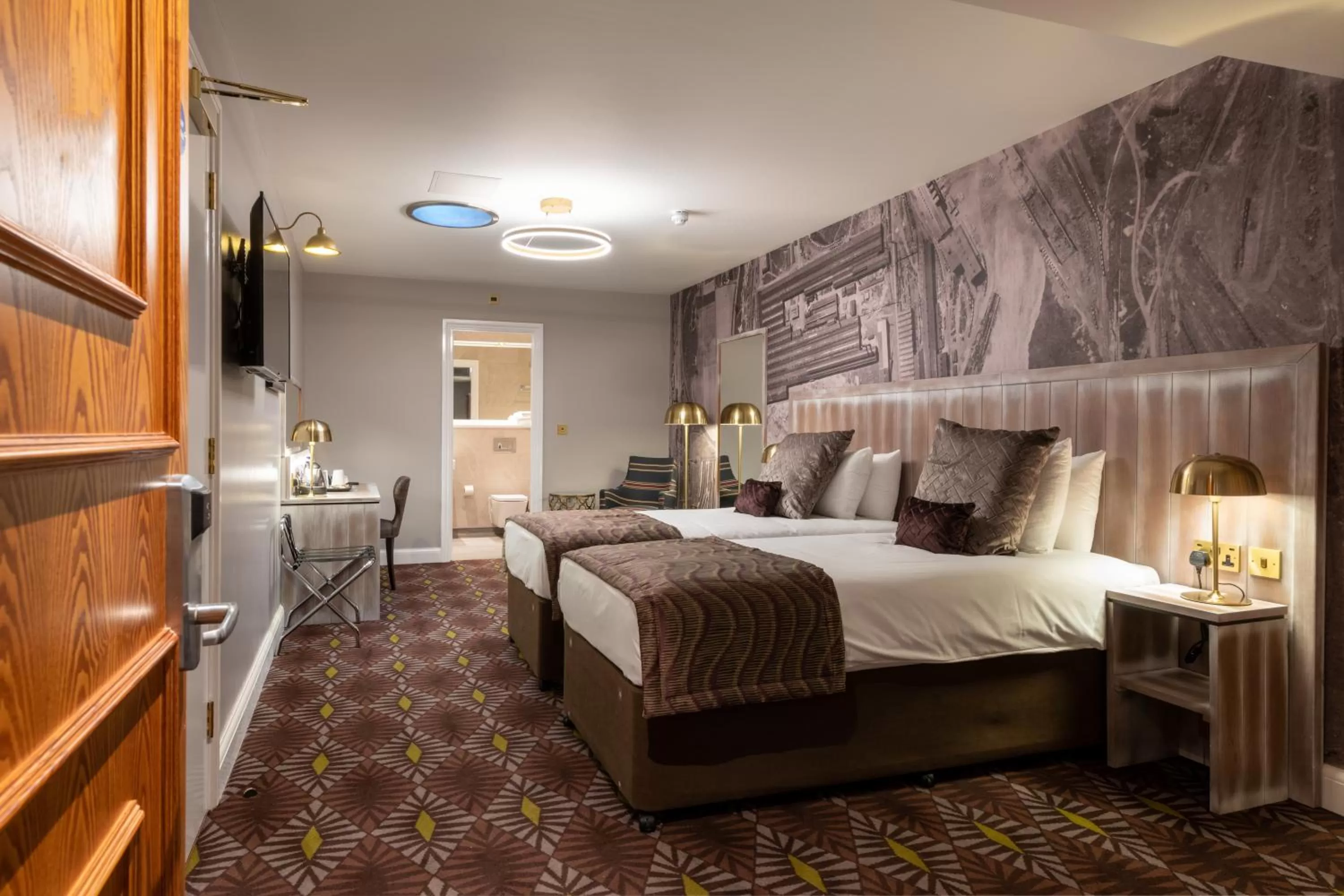 Bedroom, Bed in The Saxon Crown Wetherspoon