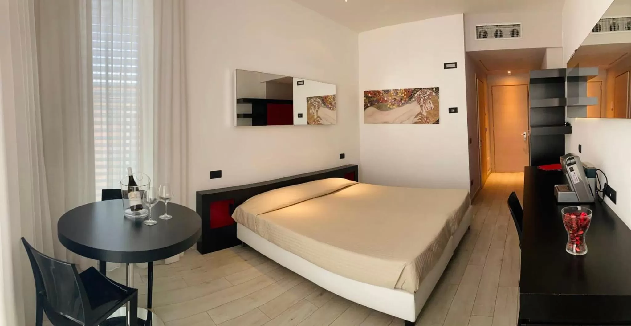 Bedroom, Bed in Blue Shades Hotel