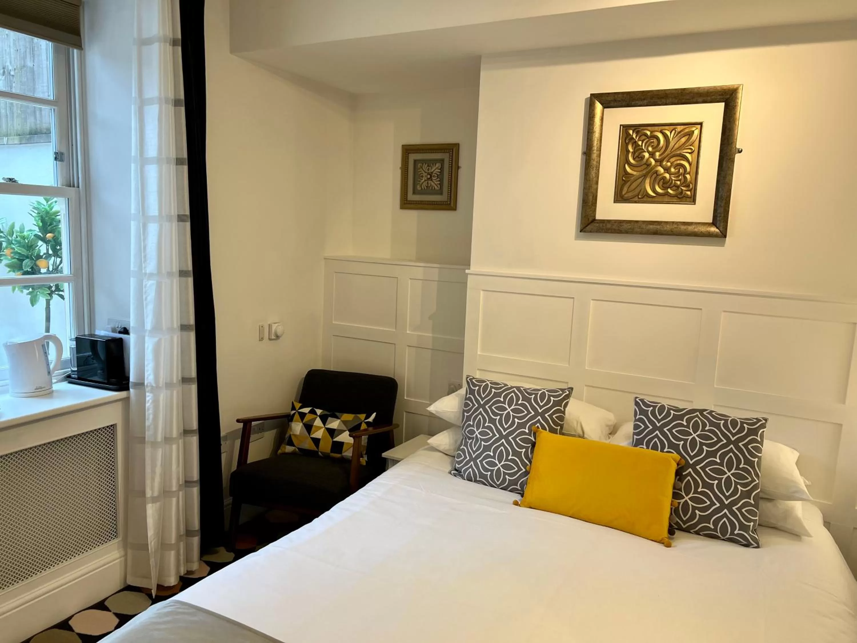 Bedroom, Bed in Ferndale Mews