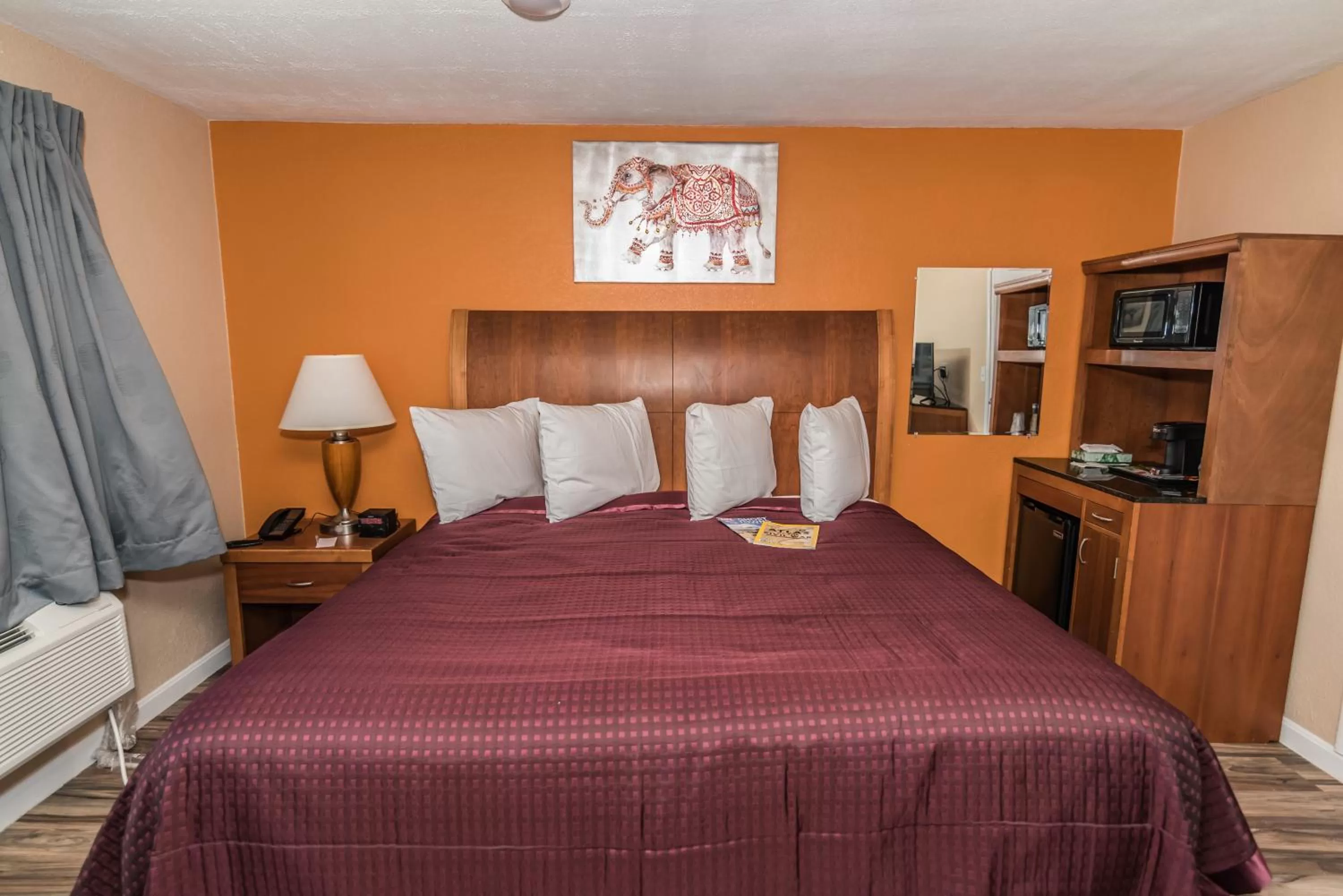 Bed in The Minuteman Inn Acton Concord Littleton