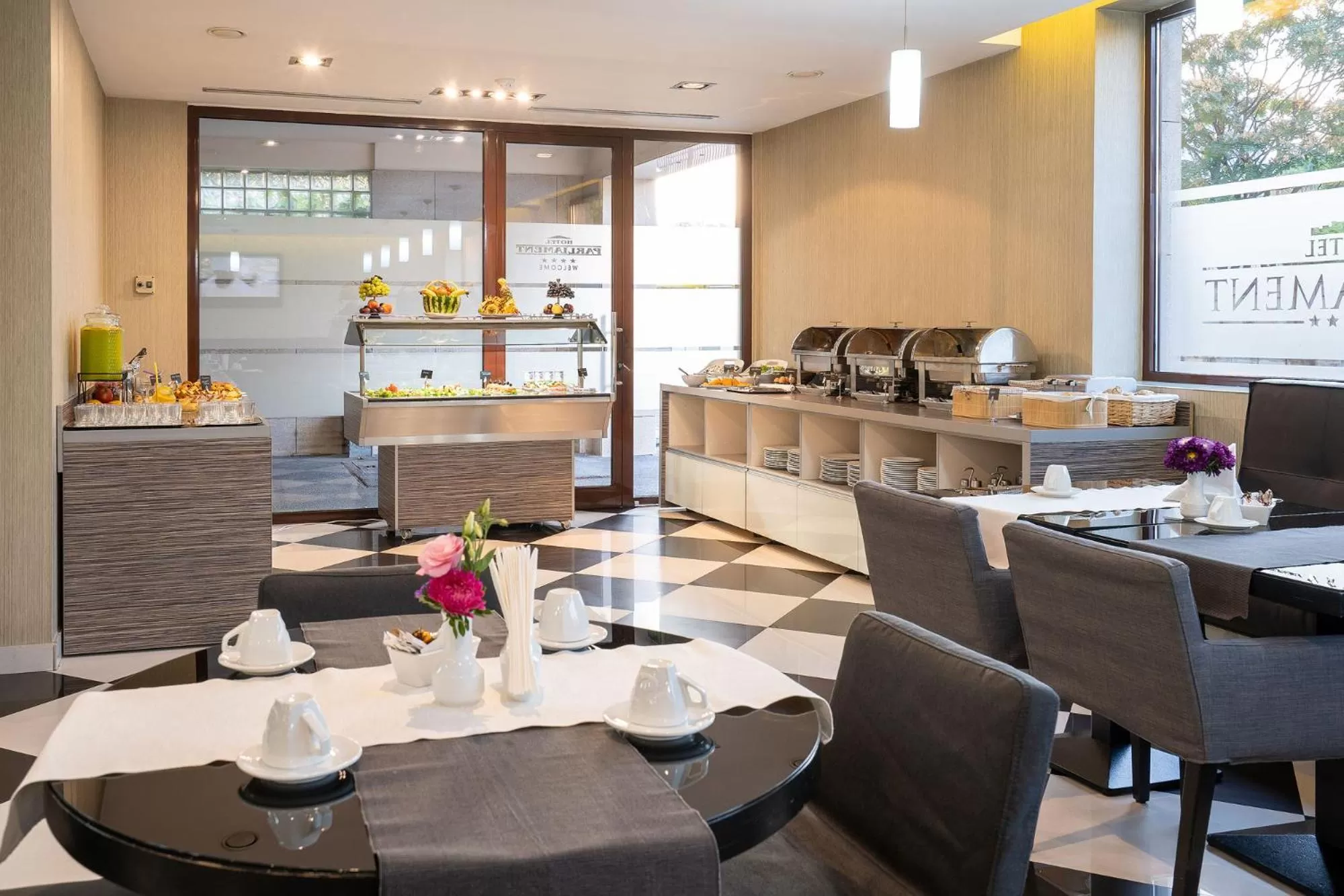 Restaurant/places to eat in Hotel Parliament