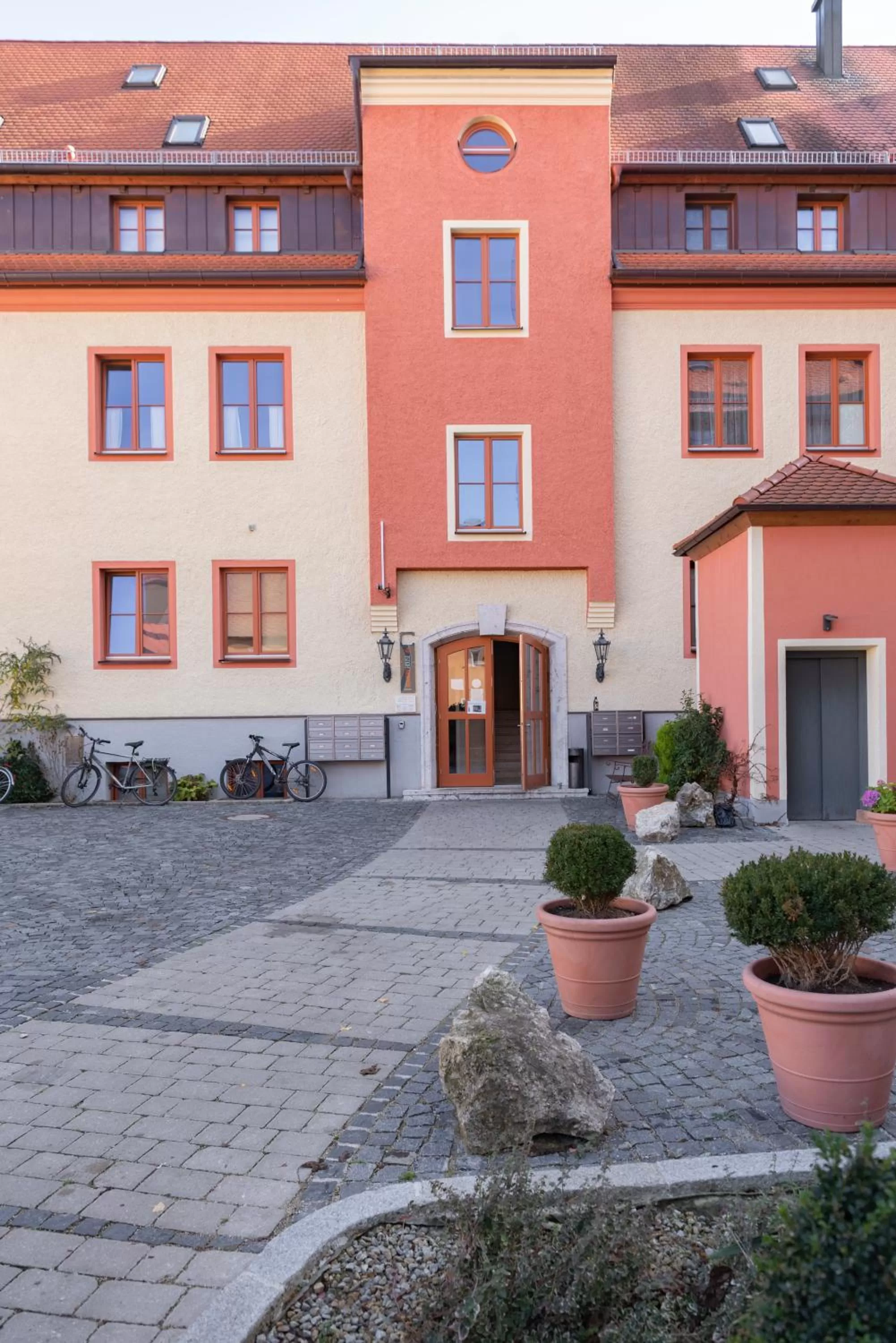 Facade/entrance in greenpartment Boardinghouse Neustadt