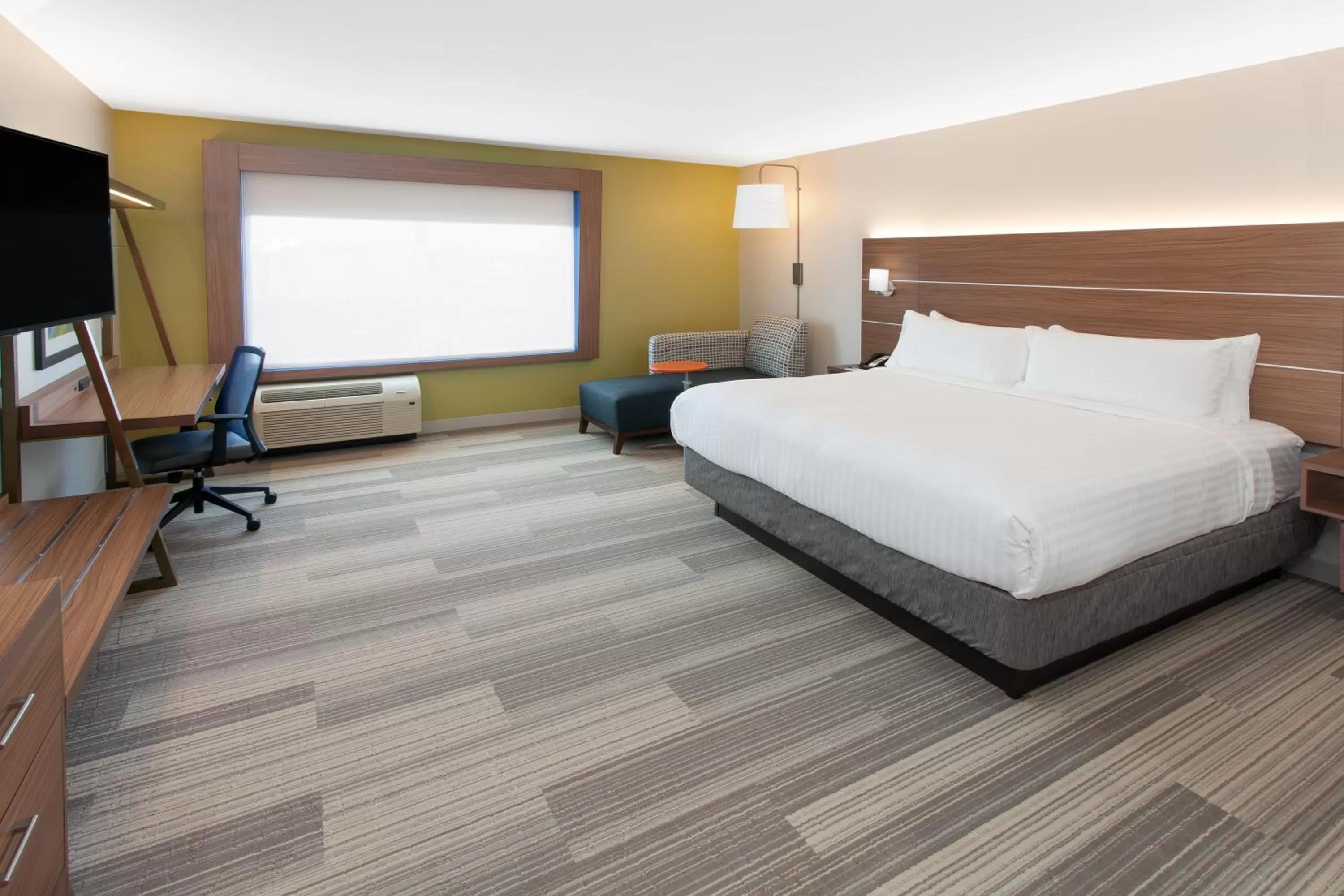 Photo of the whole room, Bed in Holiday Inn Express & Suites - Sterling Heights-Detroit Area by IHG
