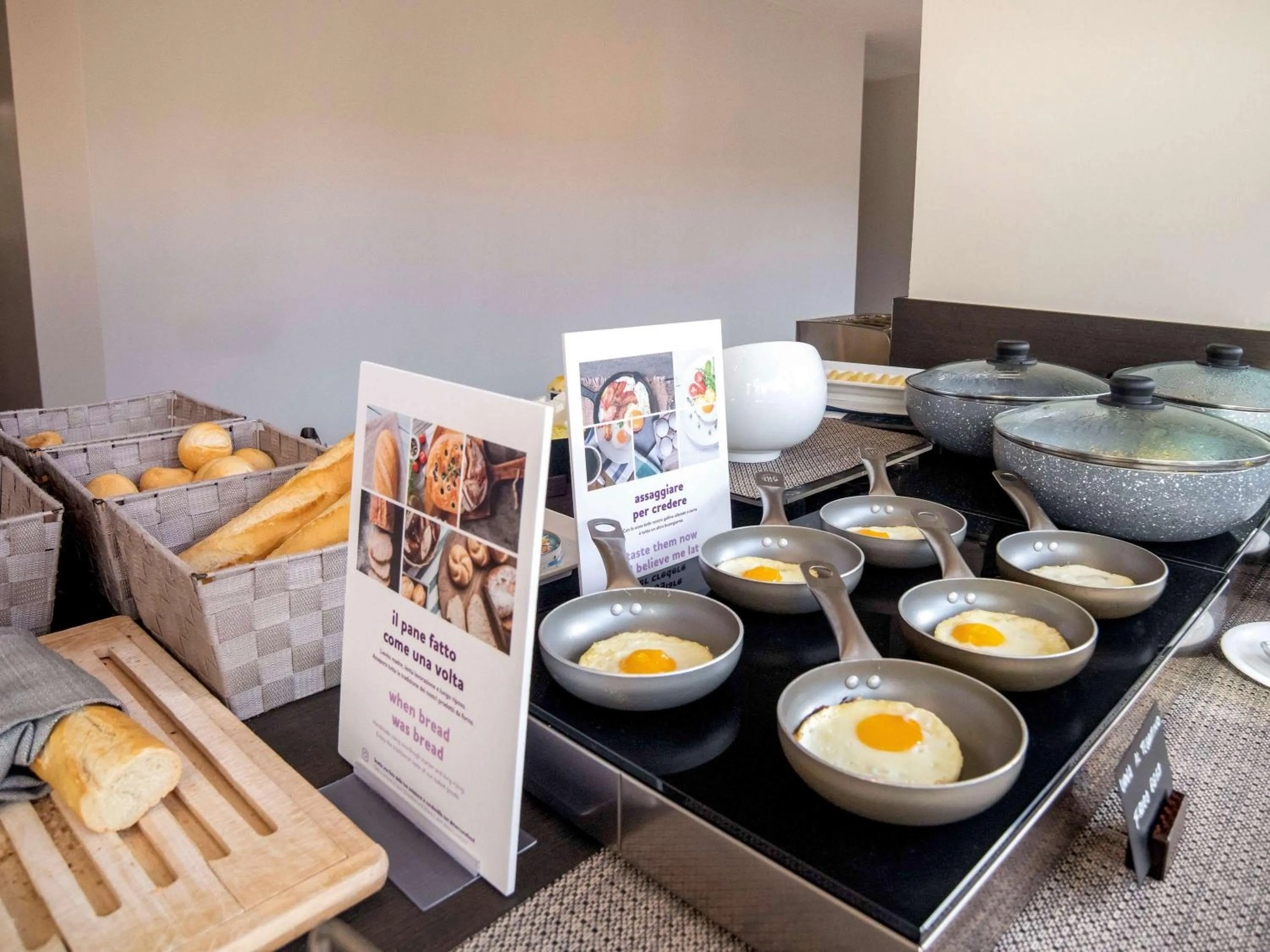 Restaurant/places to eat in Mercure Roma West