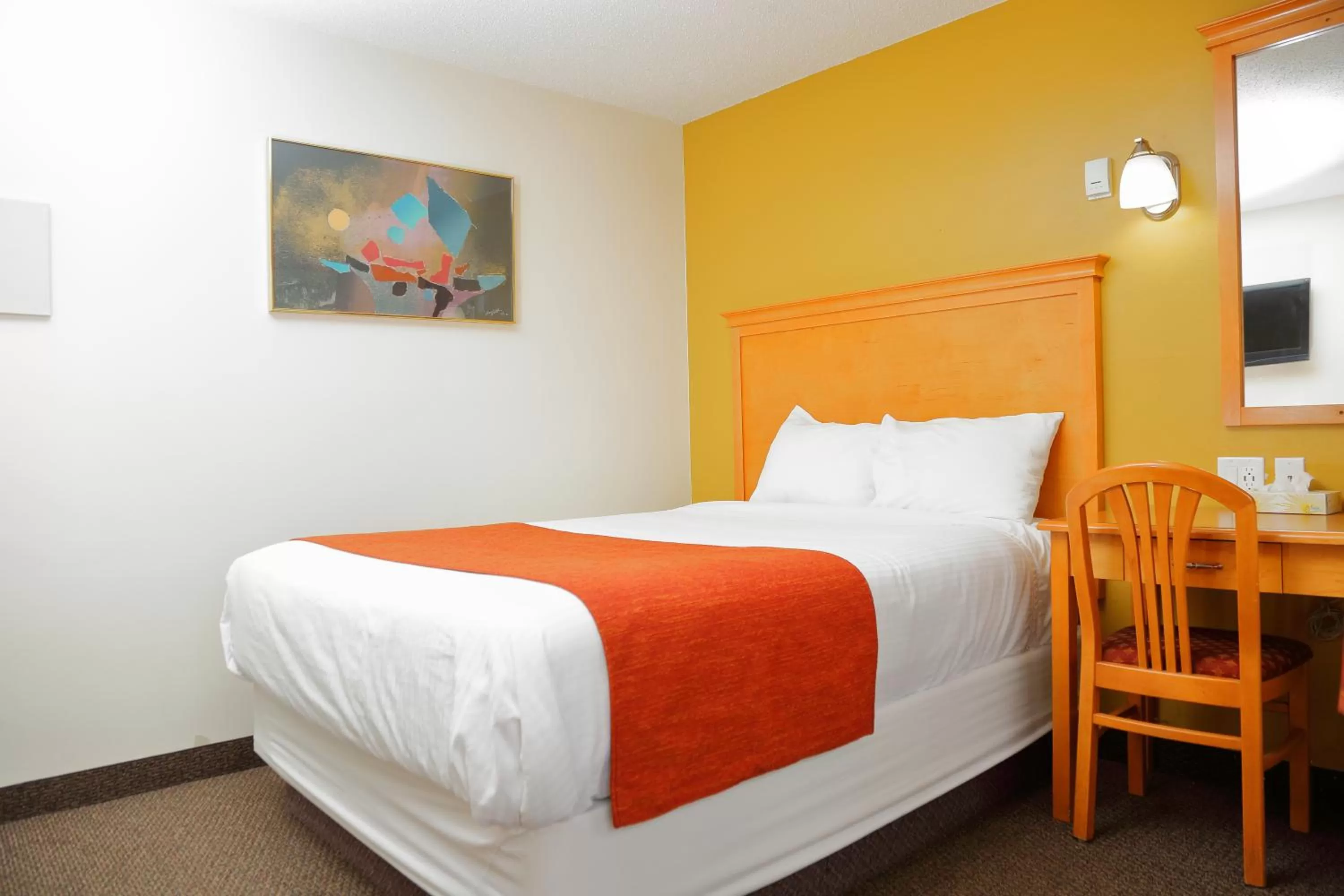 Photo of the whole room, Bed in Chateau Motel