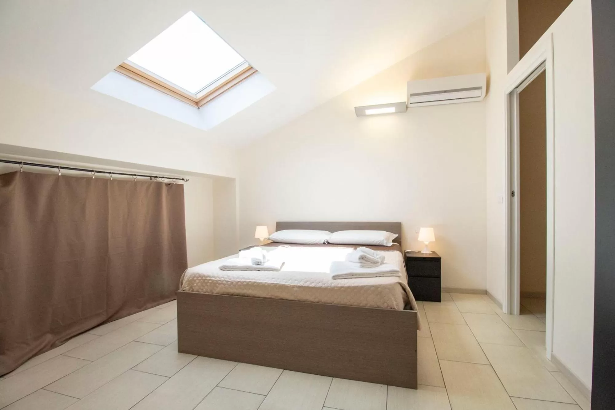 Bed in Royal Playa Suite and Apartament -private parking- self chek out