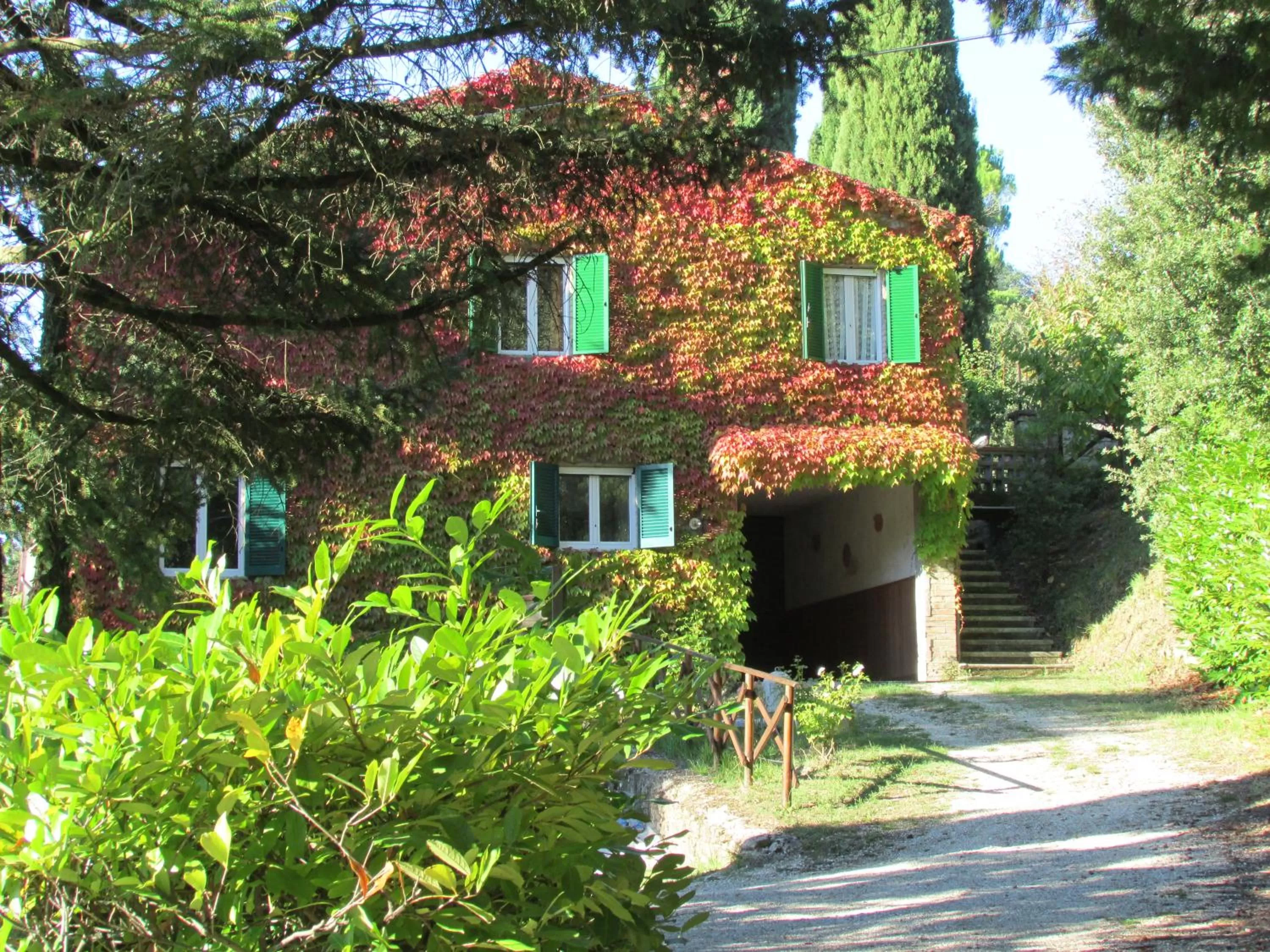 Property building in Castello Di Giomici