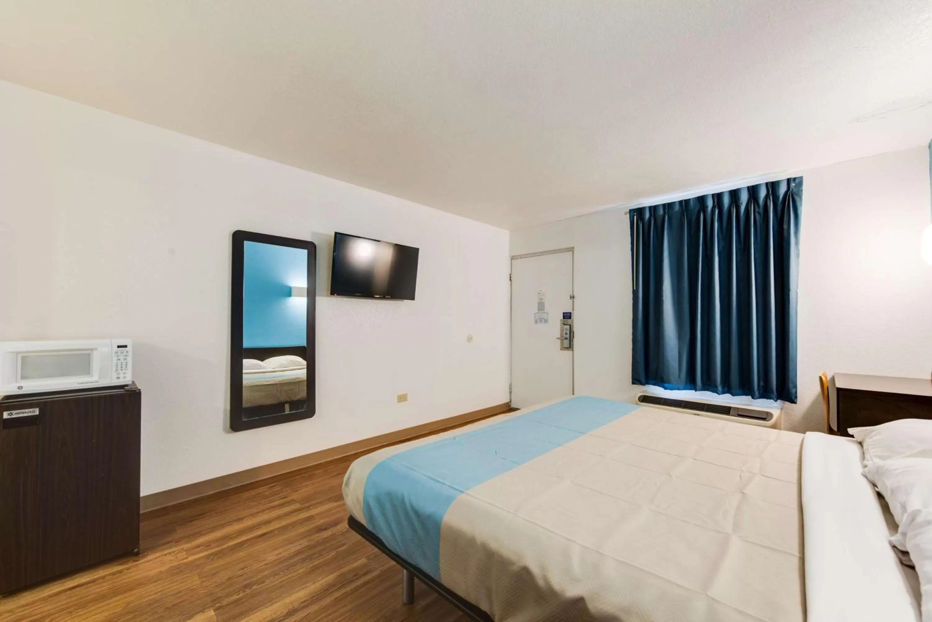 TV and multimedia, Bed in Motel 6-Kingston, TN