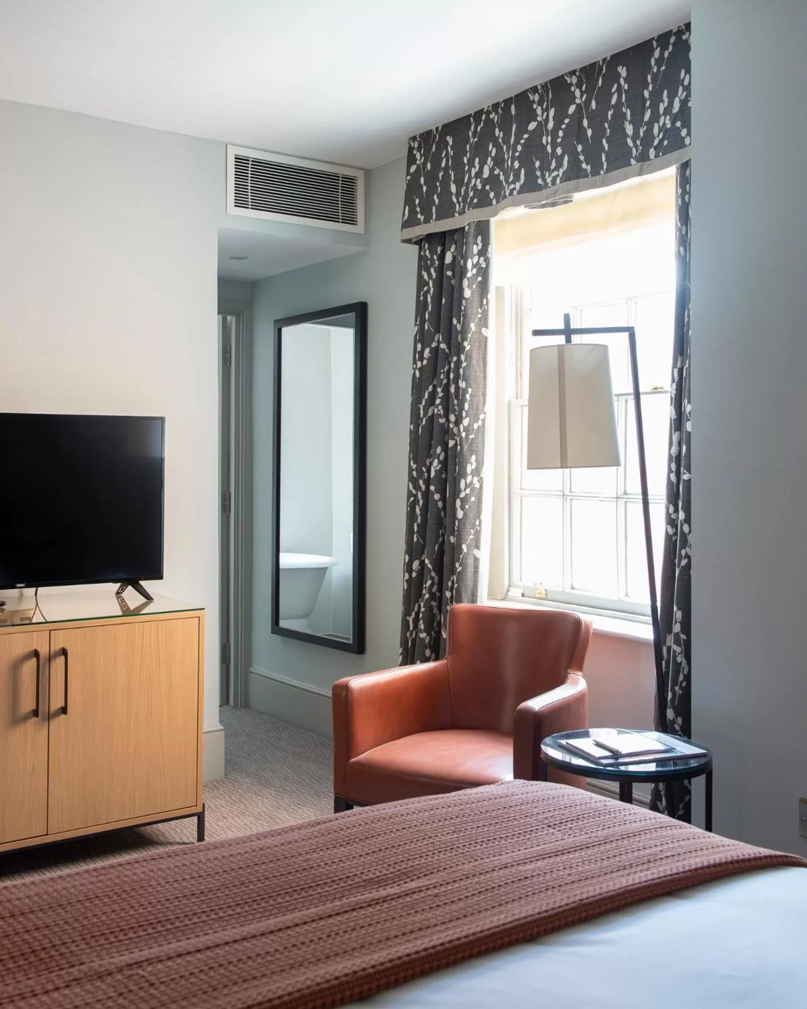 Seating area, Bed in Bush Hotel Farnham