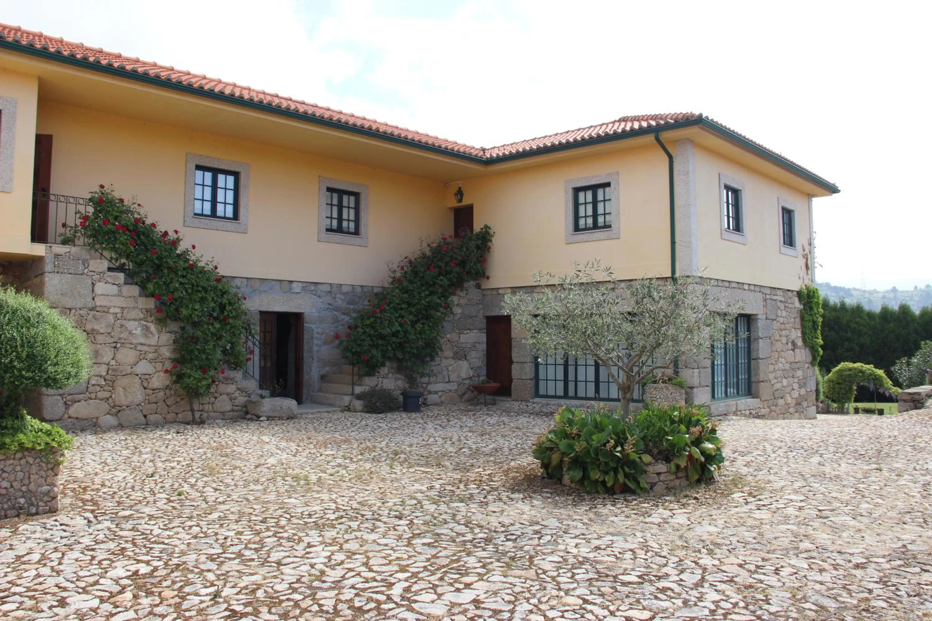 Facade/entrance, Property Building in Quinta da Vinha Morta